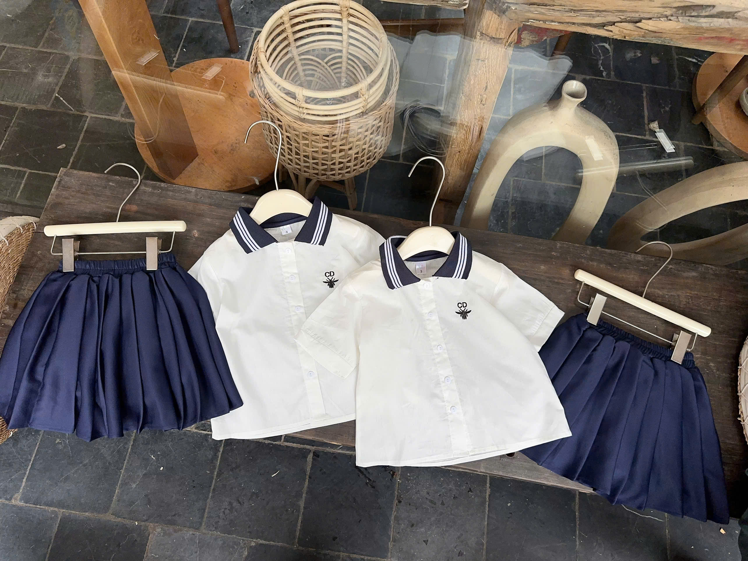A603 - SET SƠ MI TRẮNG THÊU NGỰC CHỮ CD CV THAN