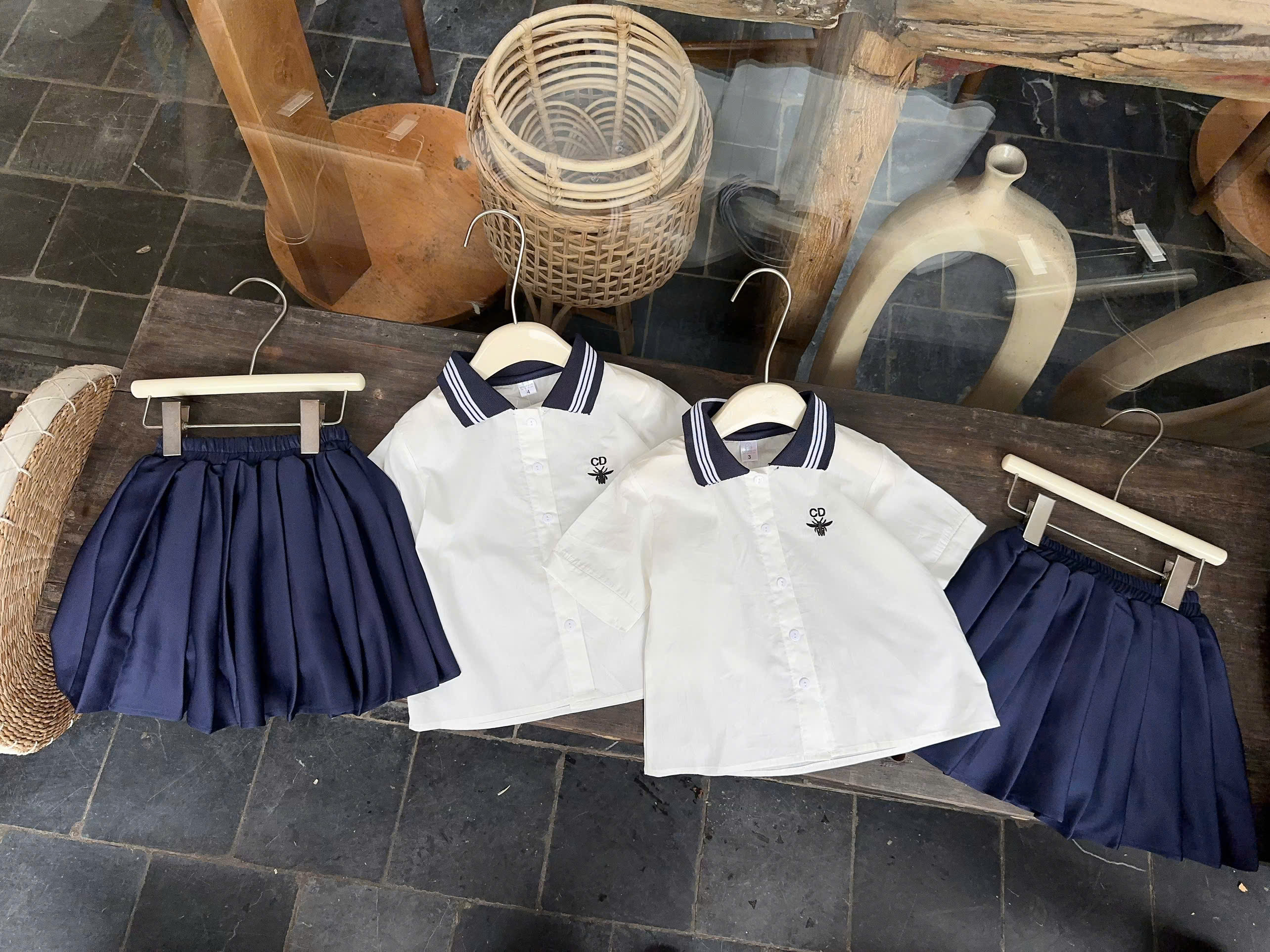 A603 - SET SƠ MI TRẮNG THÊU NGỰC CHỮ CD CV THAN