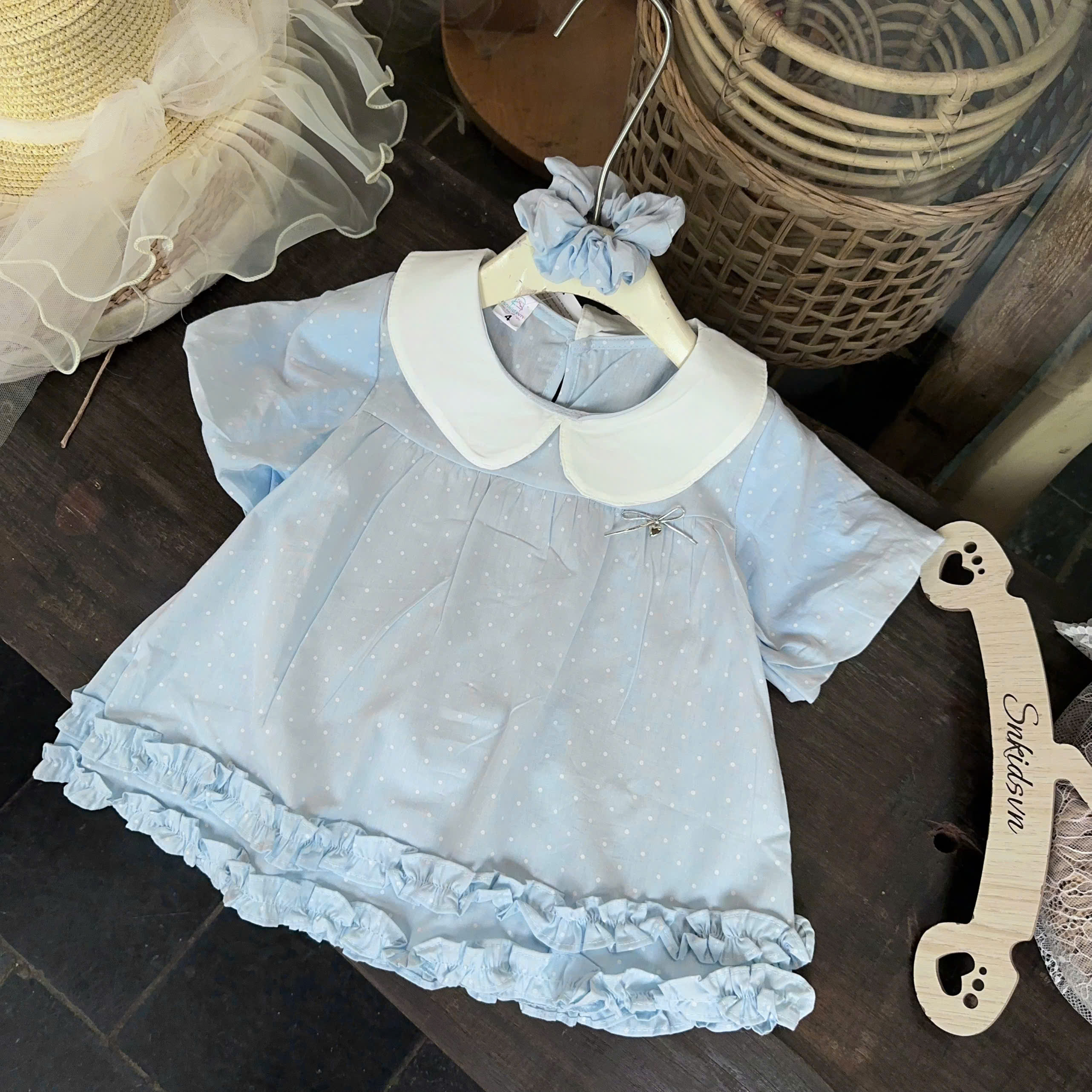 A650 - ÁO SƠ MI CỔ SEN CHẤM BI KÈM DÂY CỘT TÓC