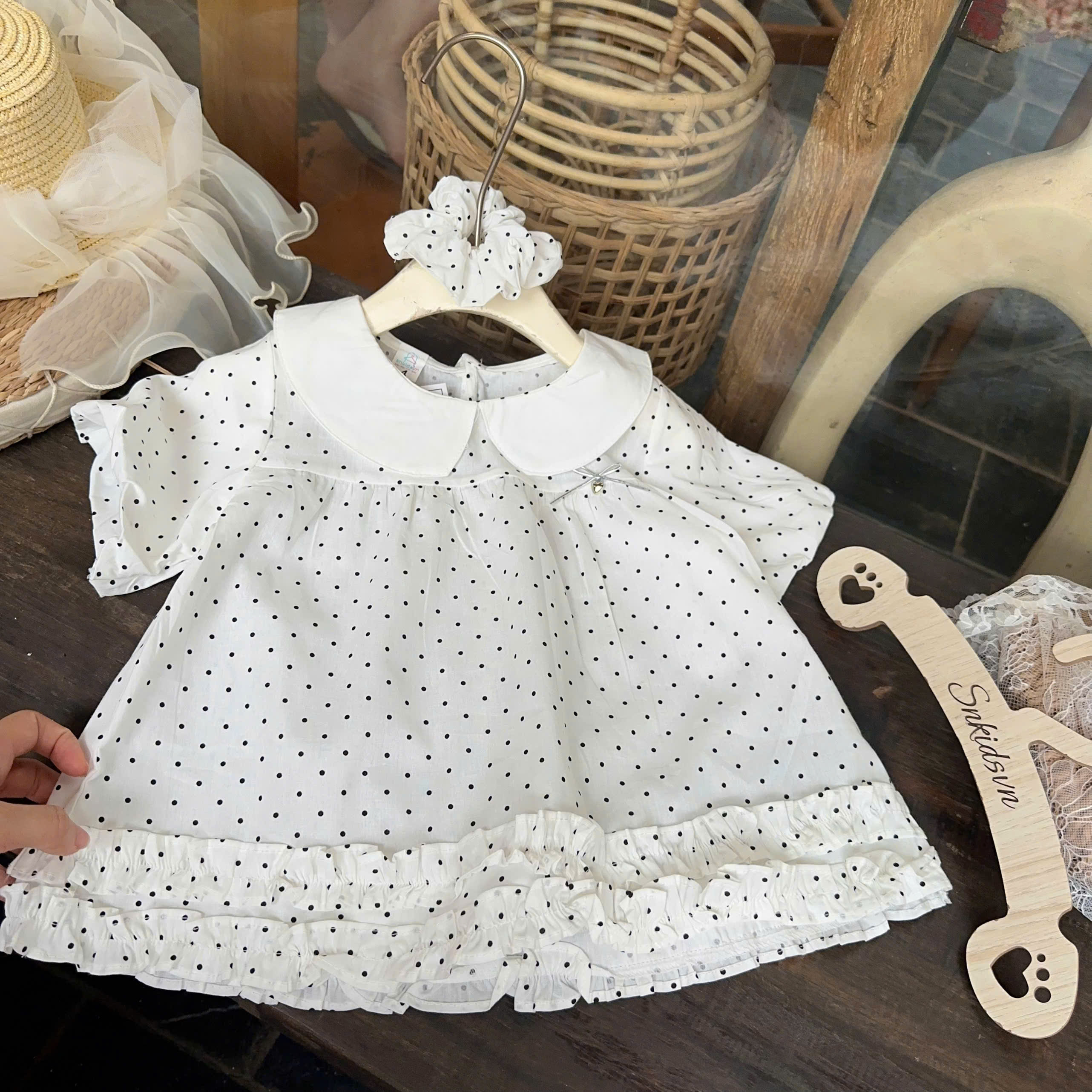 A650 - ÁO SƠ MI CỔ SEN CHẤM BI KÈM DÂY CỘT TÓC