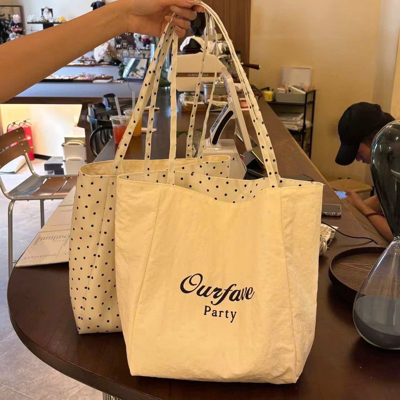 GOM A652 - TÚI XÁCH 2 MẶT TRẮNG KEM CHẤM BI