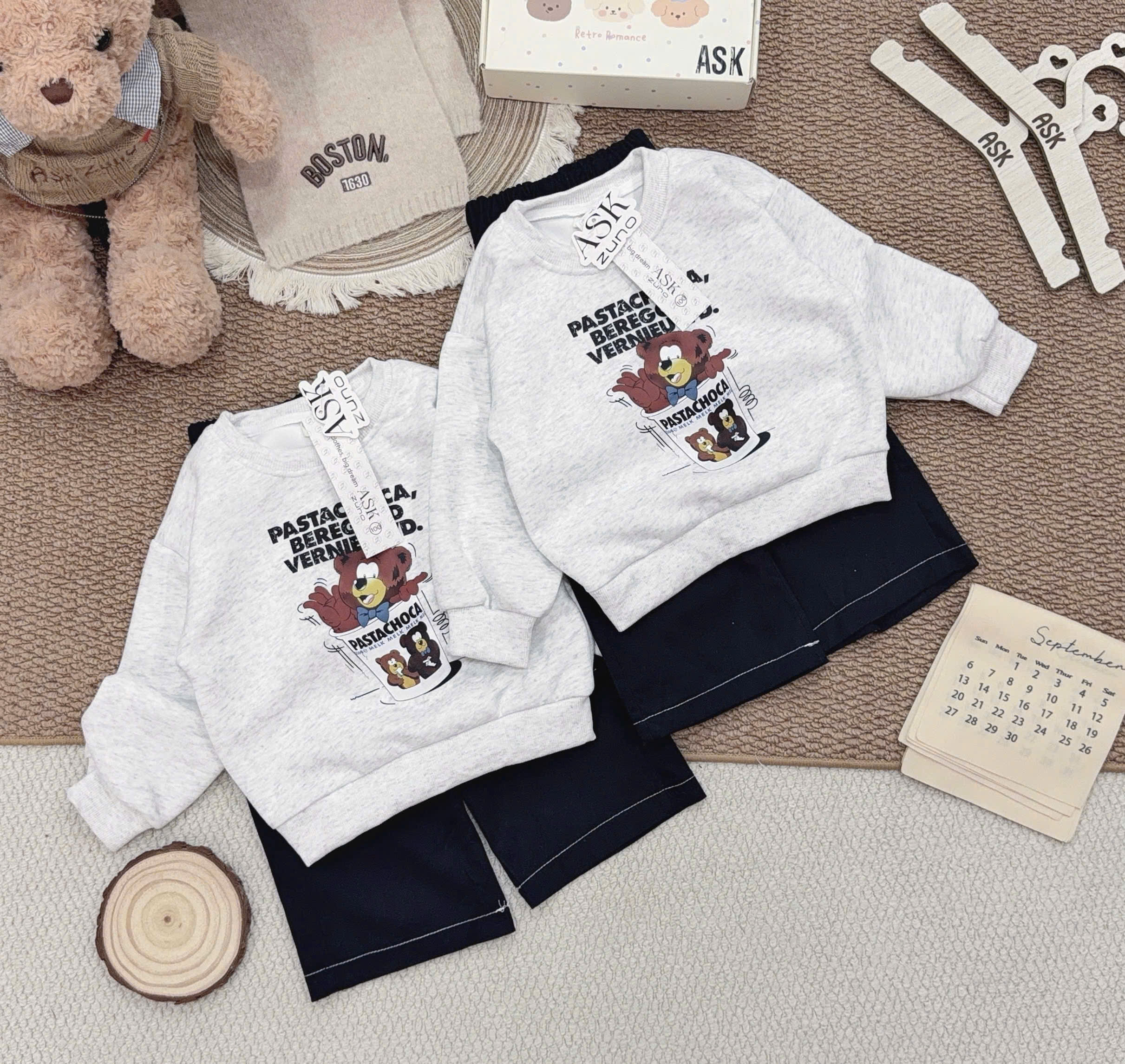 B160 - BỘ NỈ IN GẤU MIX QUẦN KAKI