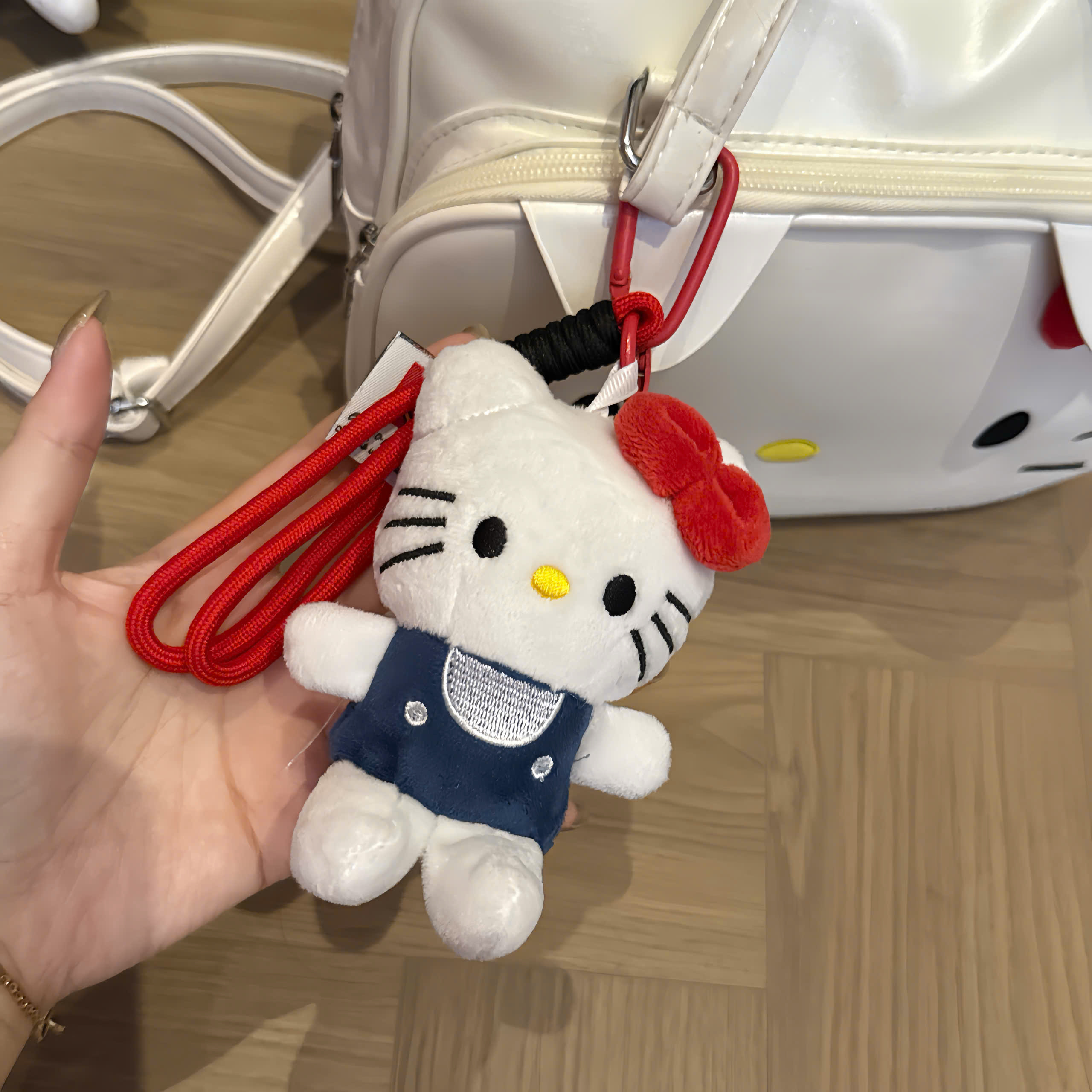 B221 - BA LÔ KITTY DA BÓNG KÈM CHARM