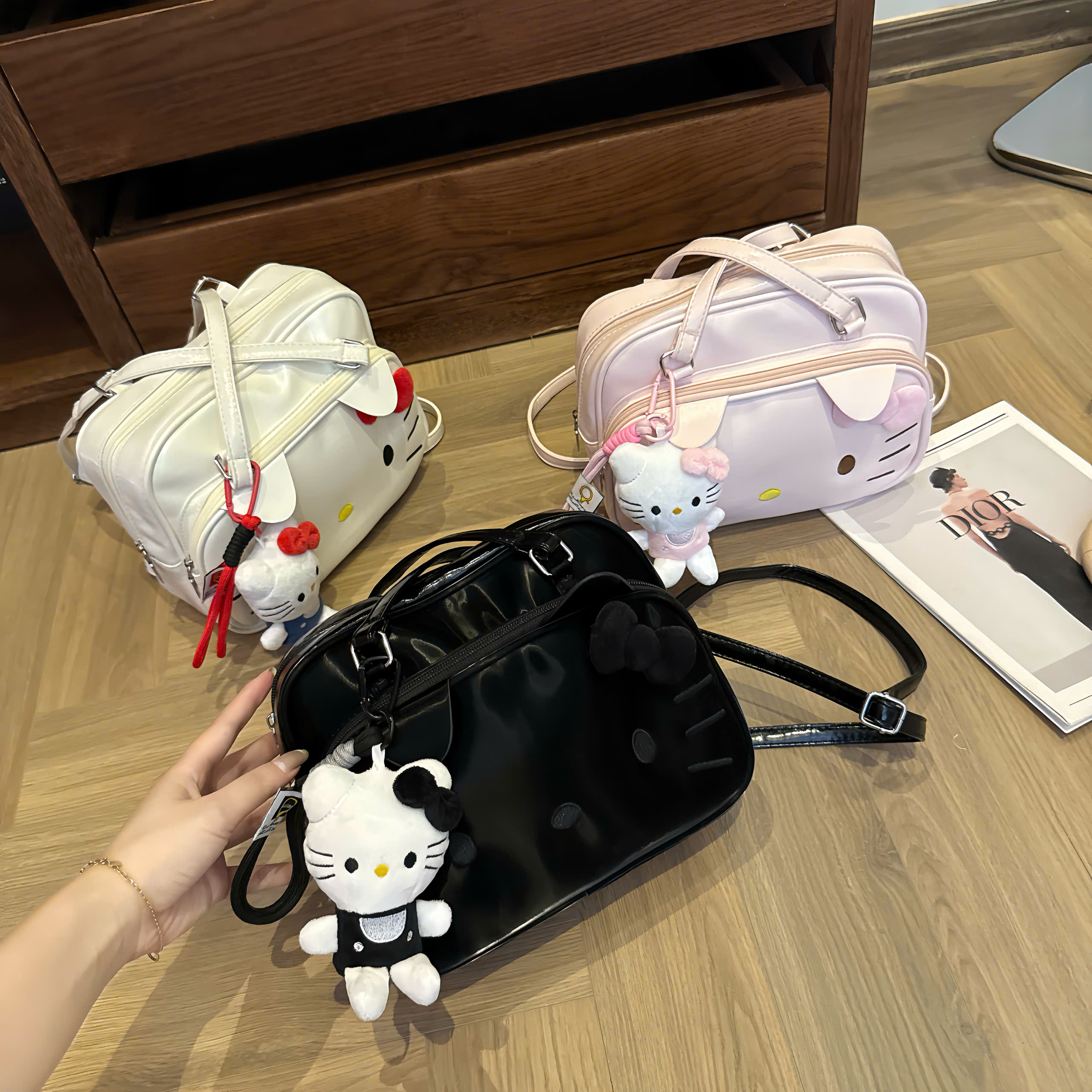 B221 - BA LÔ KITTY DA BÓNG KÈM CHARM