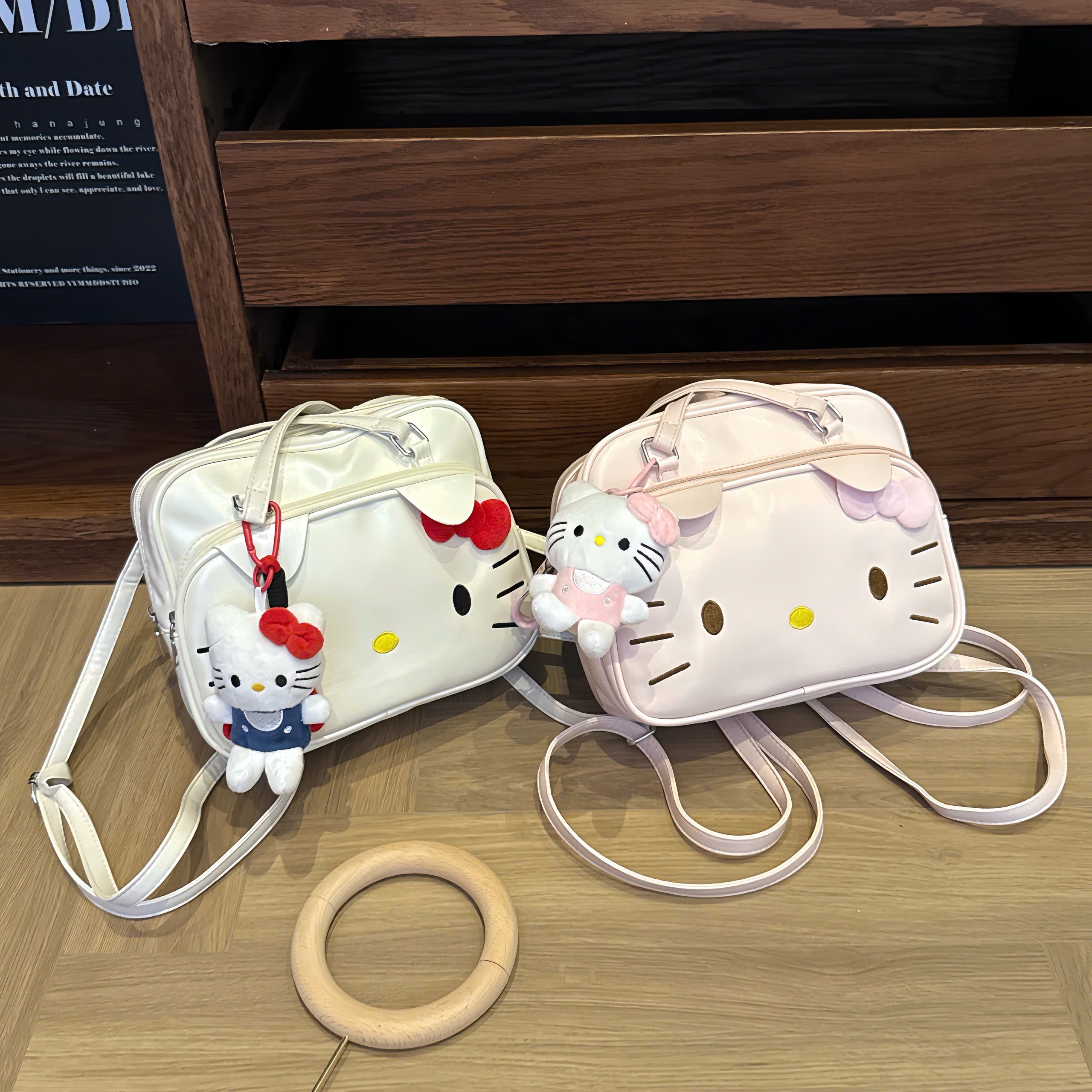 B221 - BA LÔ KITTY DA BÓNG KÈM CHARM