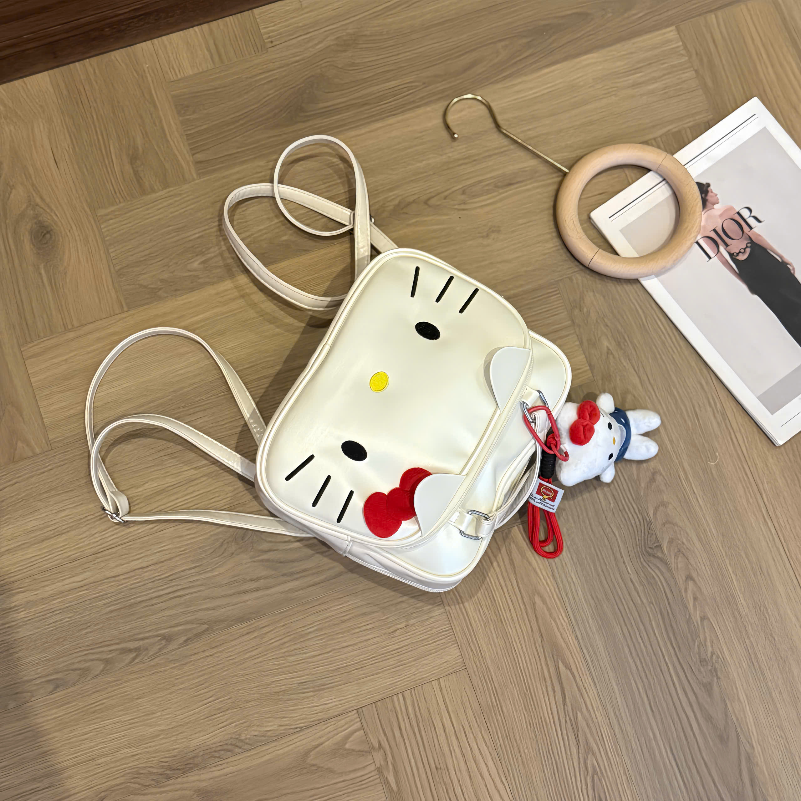 B221 - BA LÔ KITTY DA BÓNG KÈM CHARM
