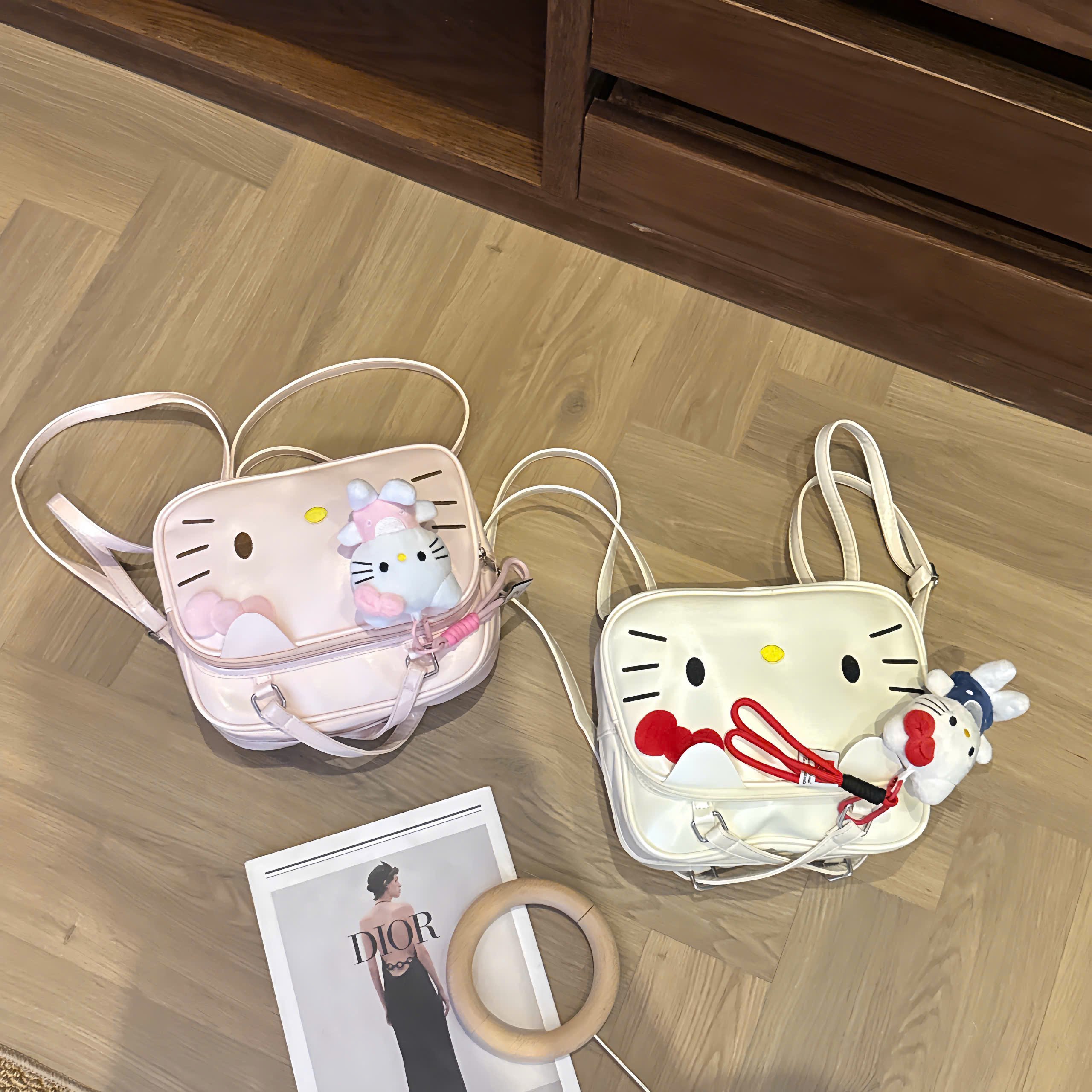 B221 - BA LÔ KITTY DA BÓNG KÈM CHARM
