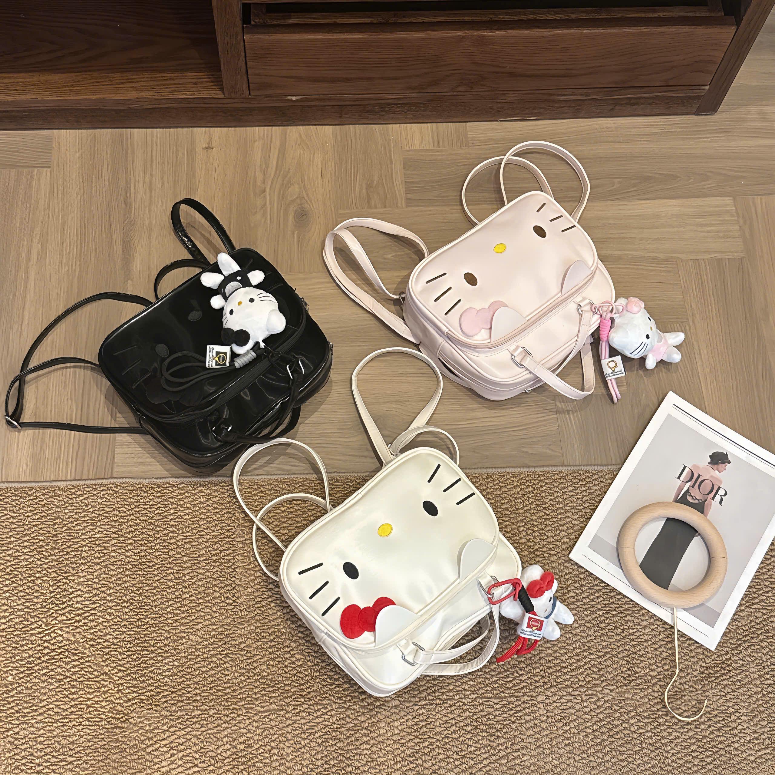 B221 - BA LÔ KITTY DA BÓNG KÈM CHARM