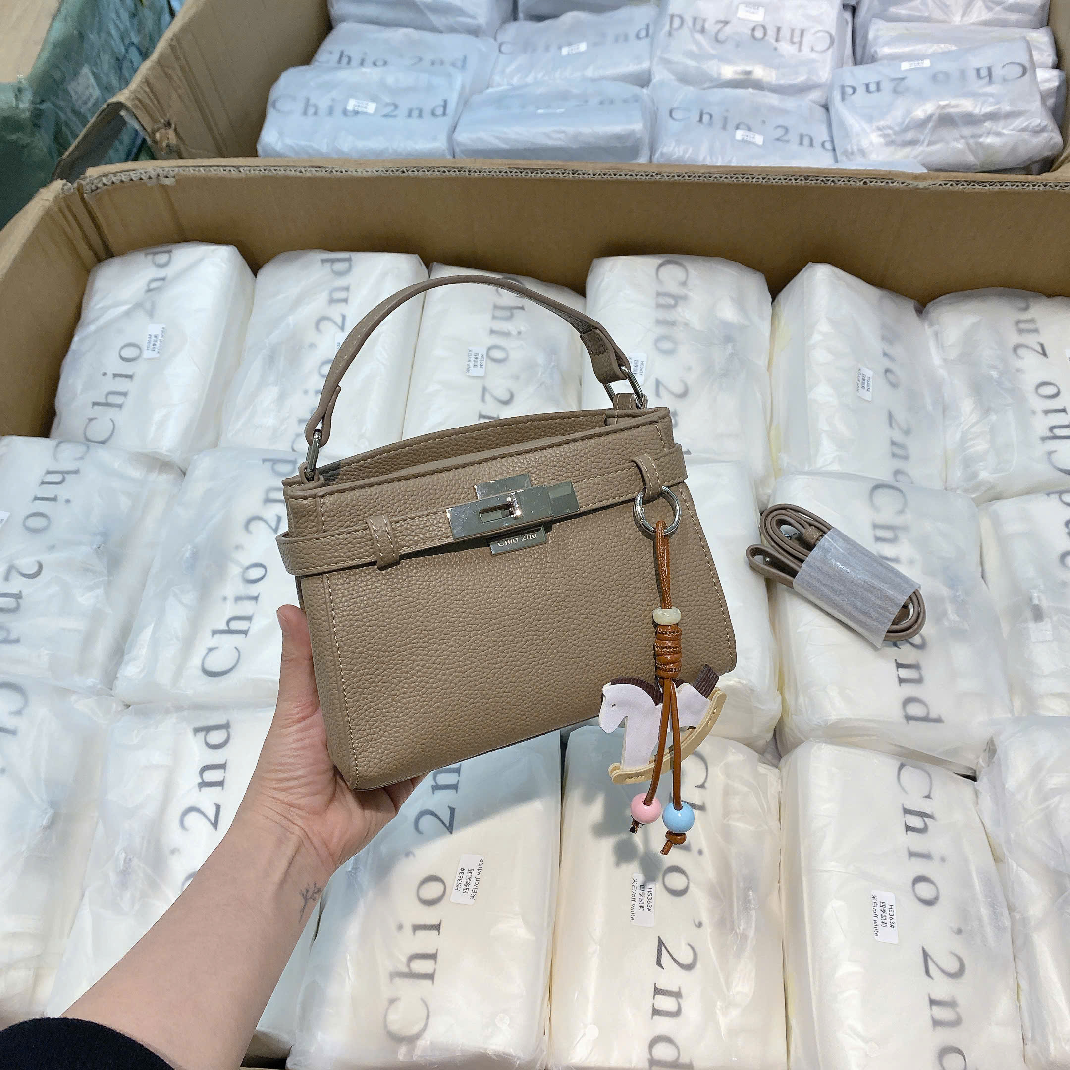 B225 - TÚI XÁCH CHIO DA SẦN CHARM NGỰA