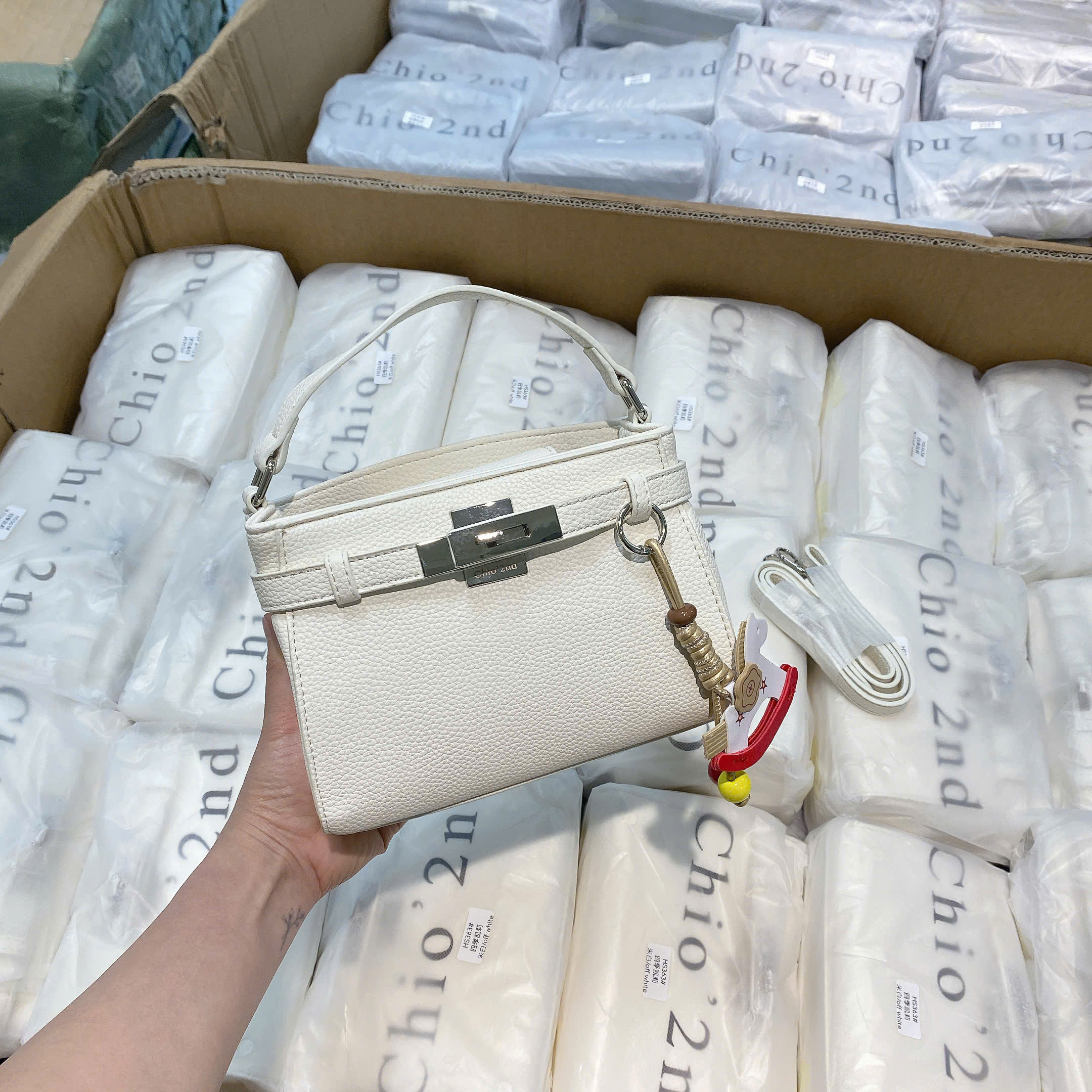 B225 - TÚI XÁCH CHIO DA SẦN CHARM NGỰA