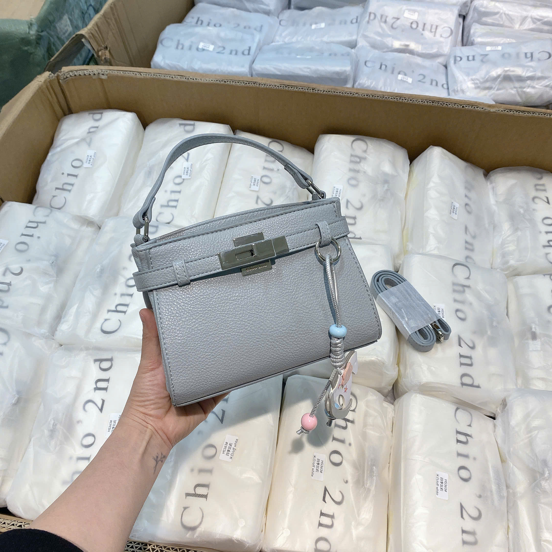 B225 - TÚI XÁCH CHIO DA SẦN CHARM NGỰA