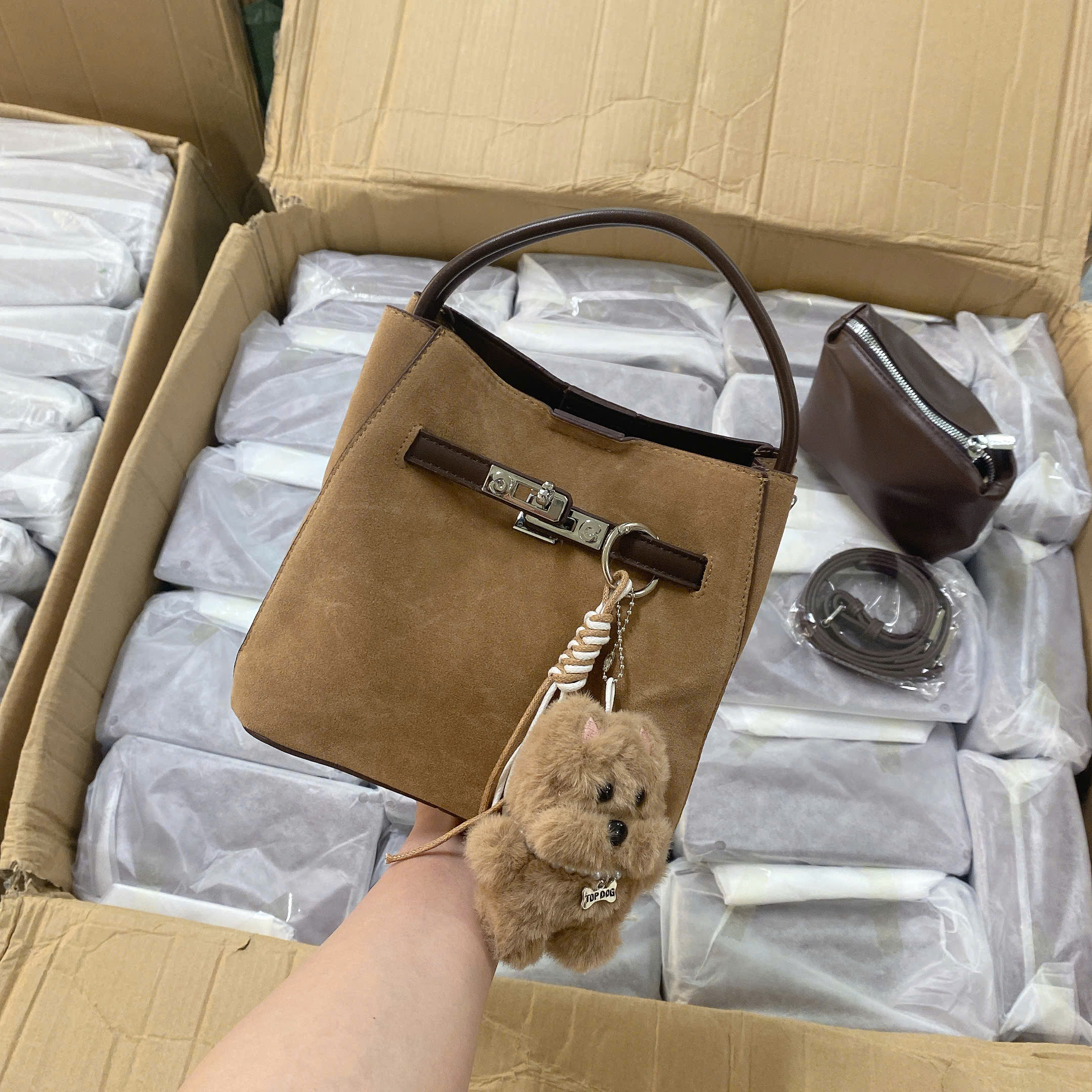 B228 - TÚI XÁCH CHIO DA LỘN CHỮ NHẬT KÈM CHARM VÍ NHỎ