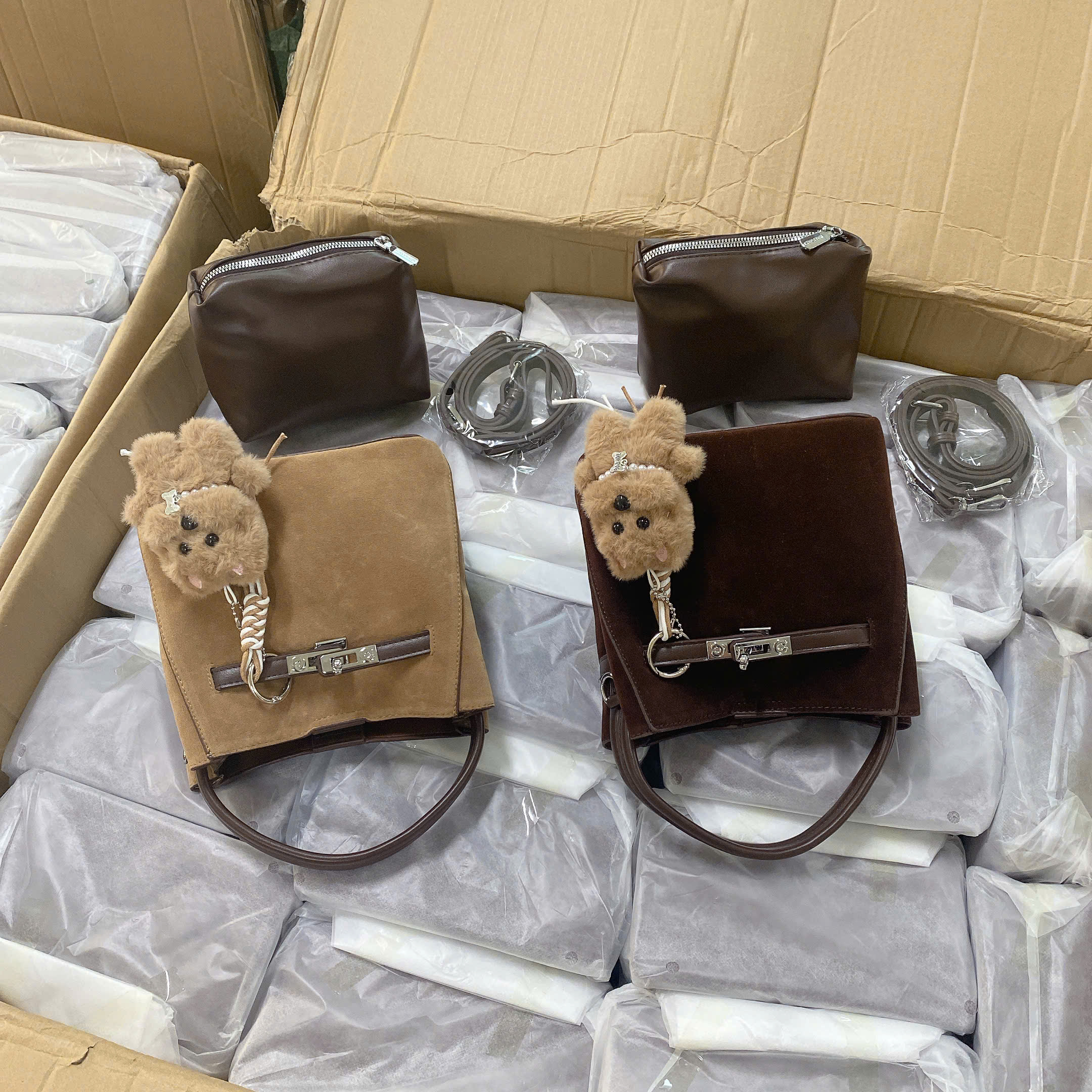 B228 - TÚI XÁCH CHIO DA LỘN CHỮ NHẬT KÈM CHARM VÍ NHỎ