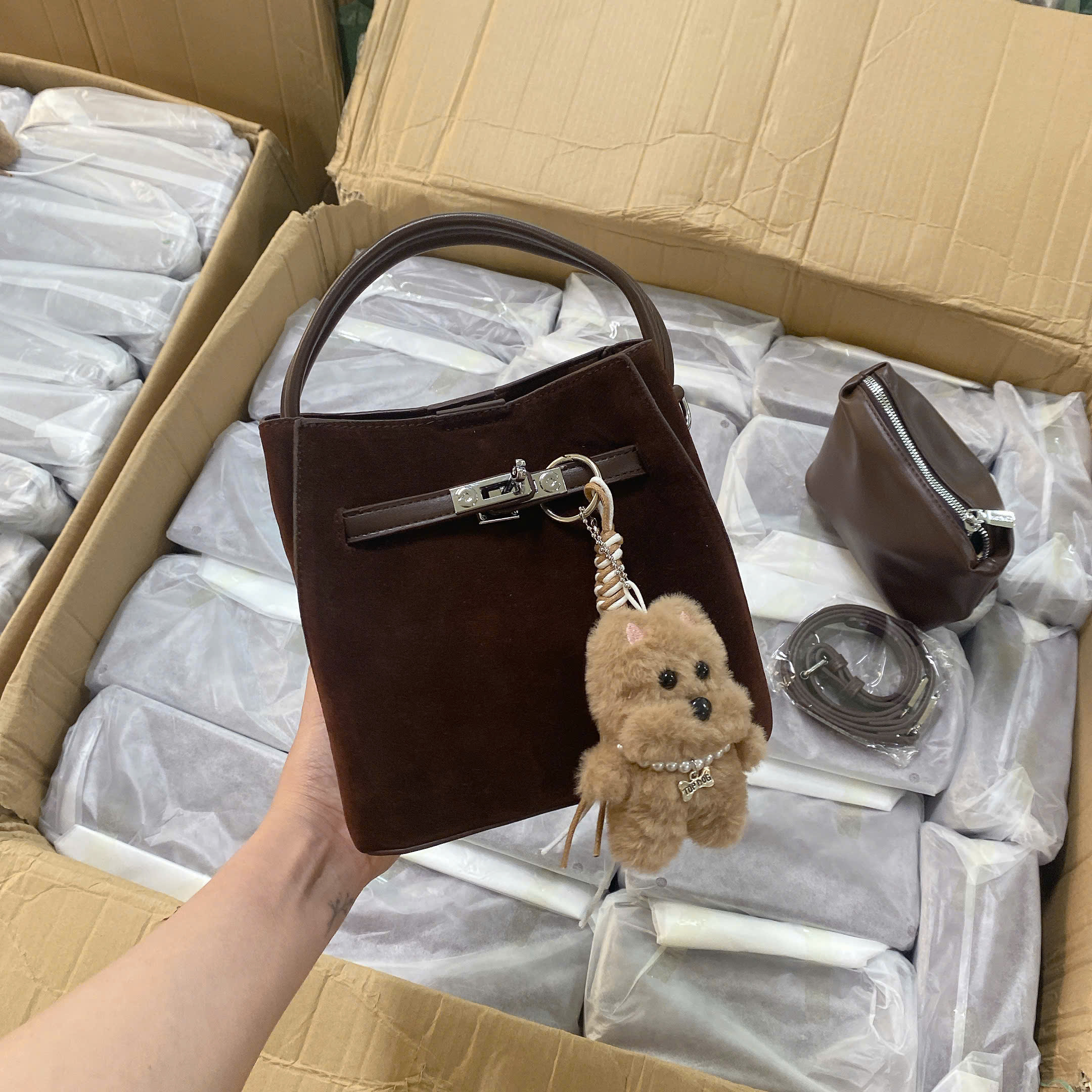 B228 - TÚI XÁCH CHIO DA LỘN CHỮ NHẬT KÈM CHARM VÍ NHỎ