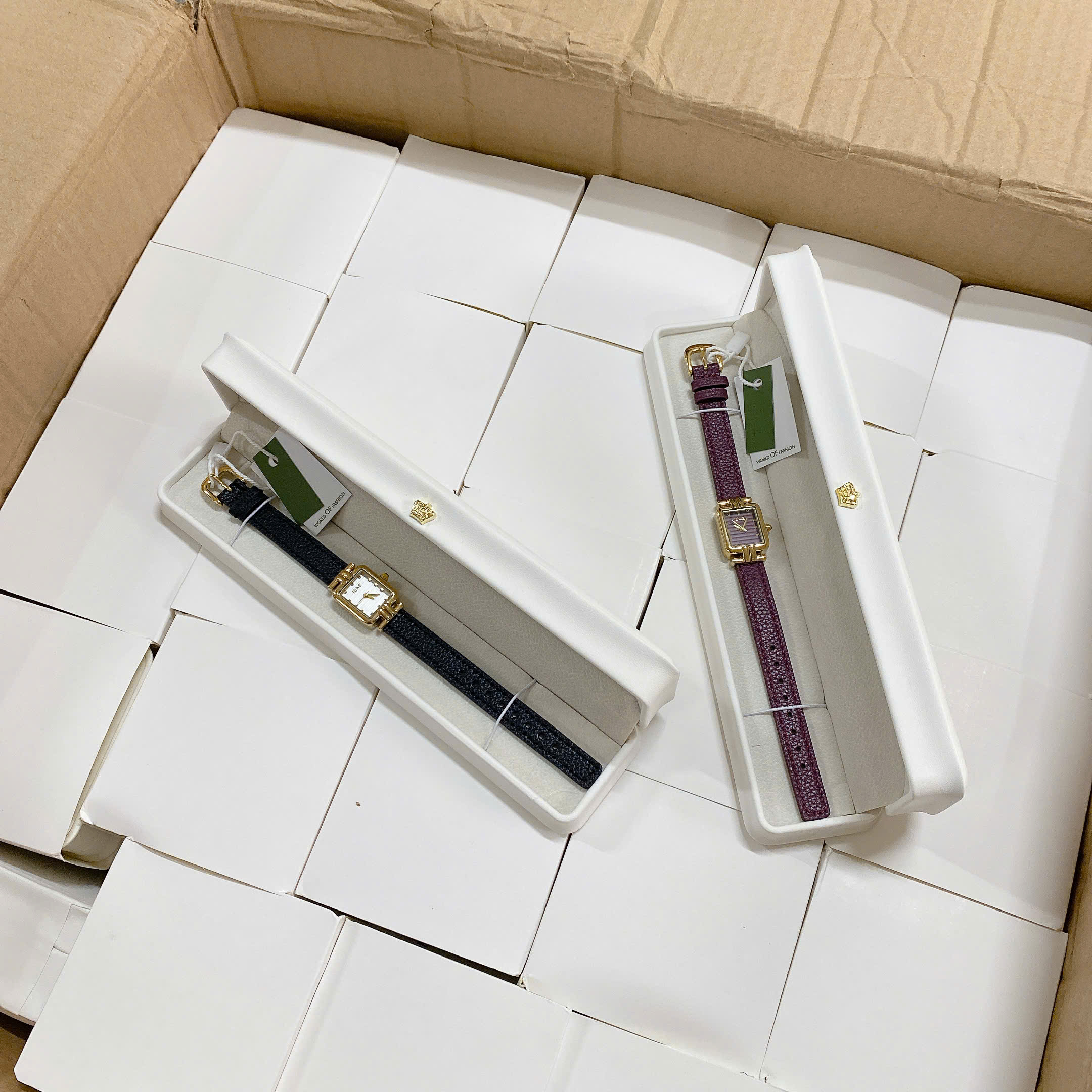 B233 - ĐỒNG HỒ DÂY DA NHĂN KÈM BOX VƯƠNG MIỆN