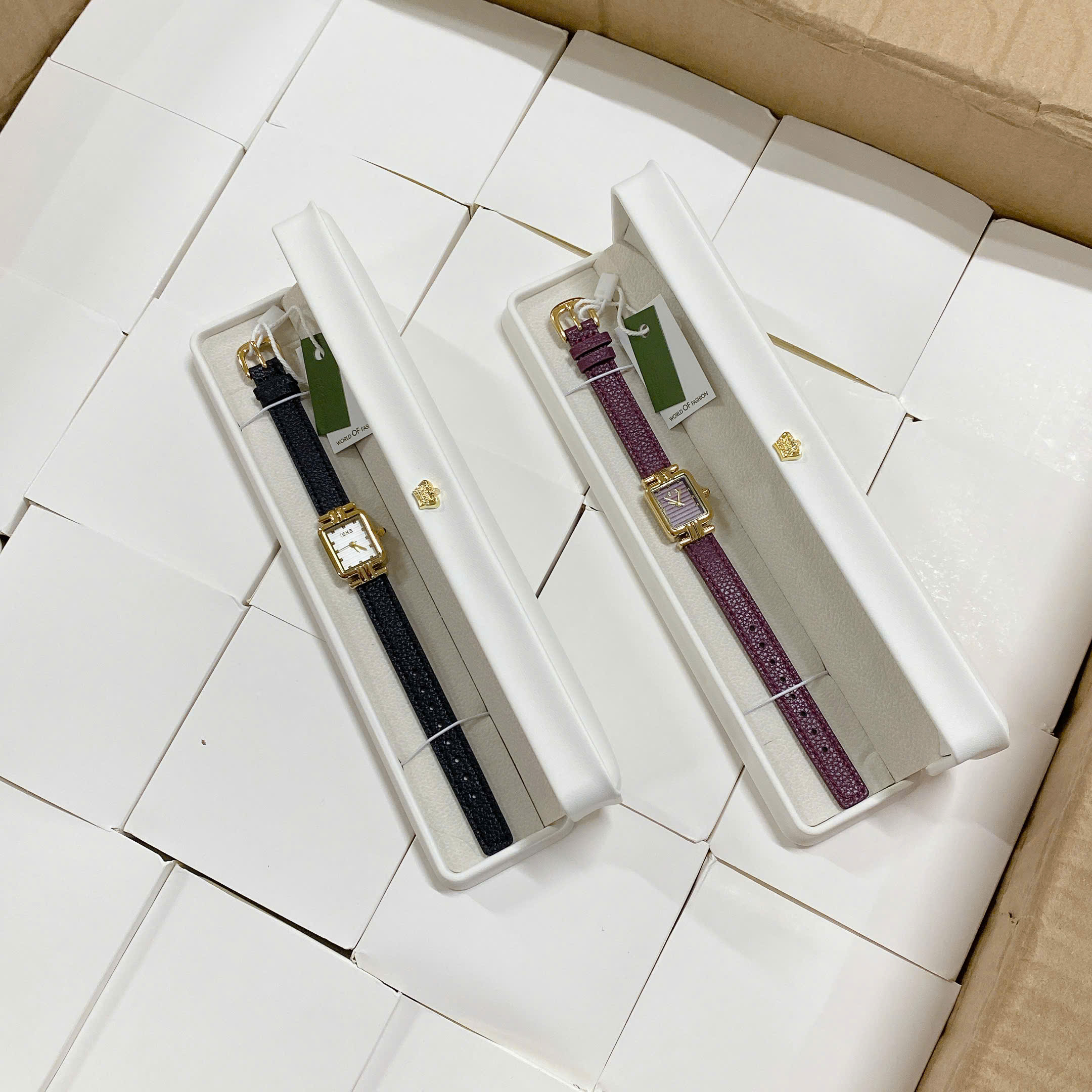 B233 - ĐỒNG HỒ DÂY DA NHĂN KÈM BOX VƯƠNG MIỆN