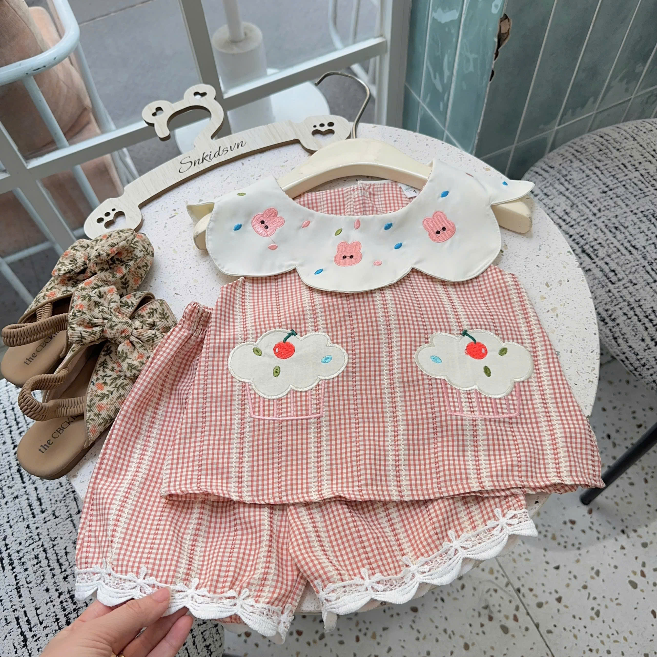 XẢ B244 - SET BỘ KẺ HỒNG CÔ TRẮNG QUẦN PHỐI VIỀN REN