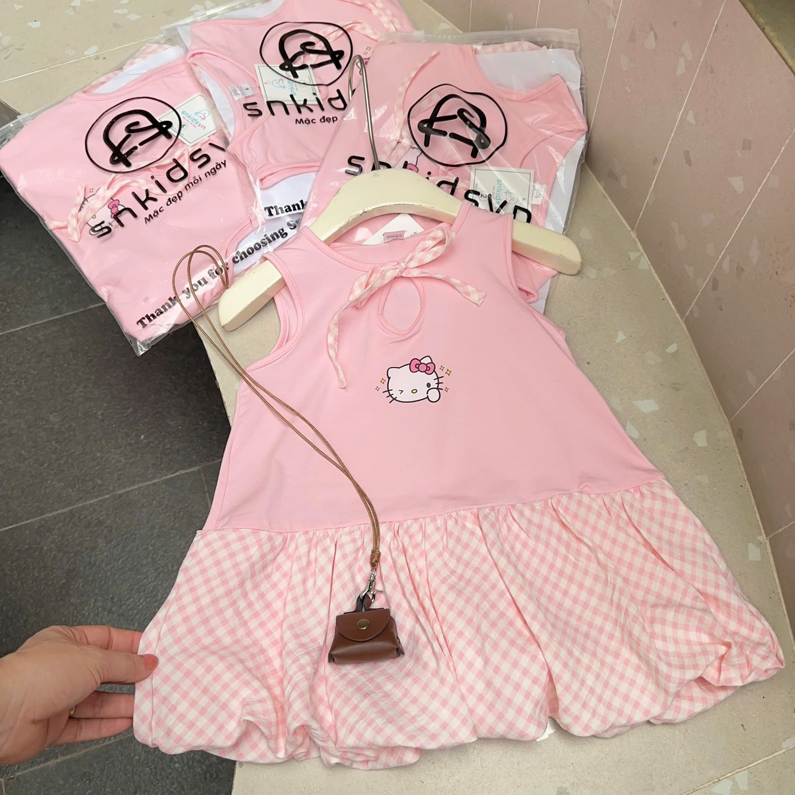 XẢ B315 - VÁY BÍ HỒNG KITTY PHỐI CARO KẺ
