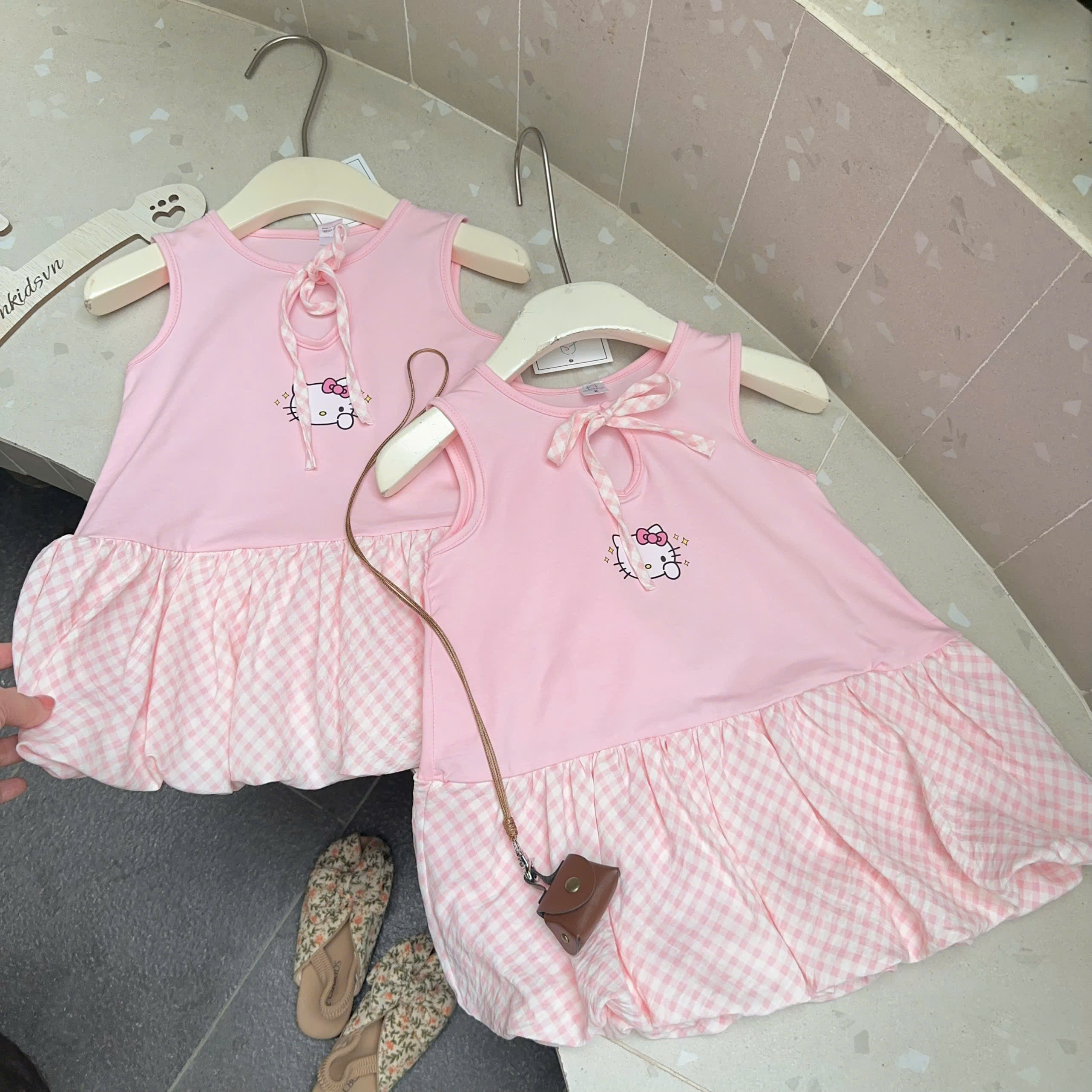XẢ B315 - VÁY BÍ HỒNG KITTY PHỐI CARO KẺ