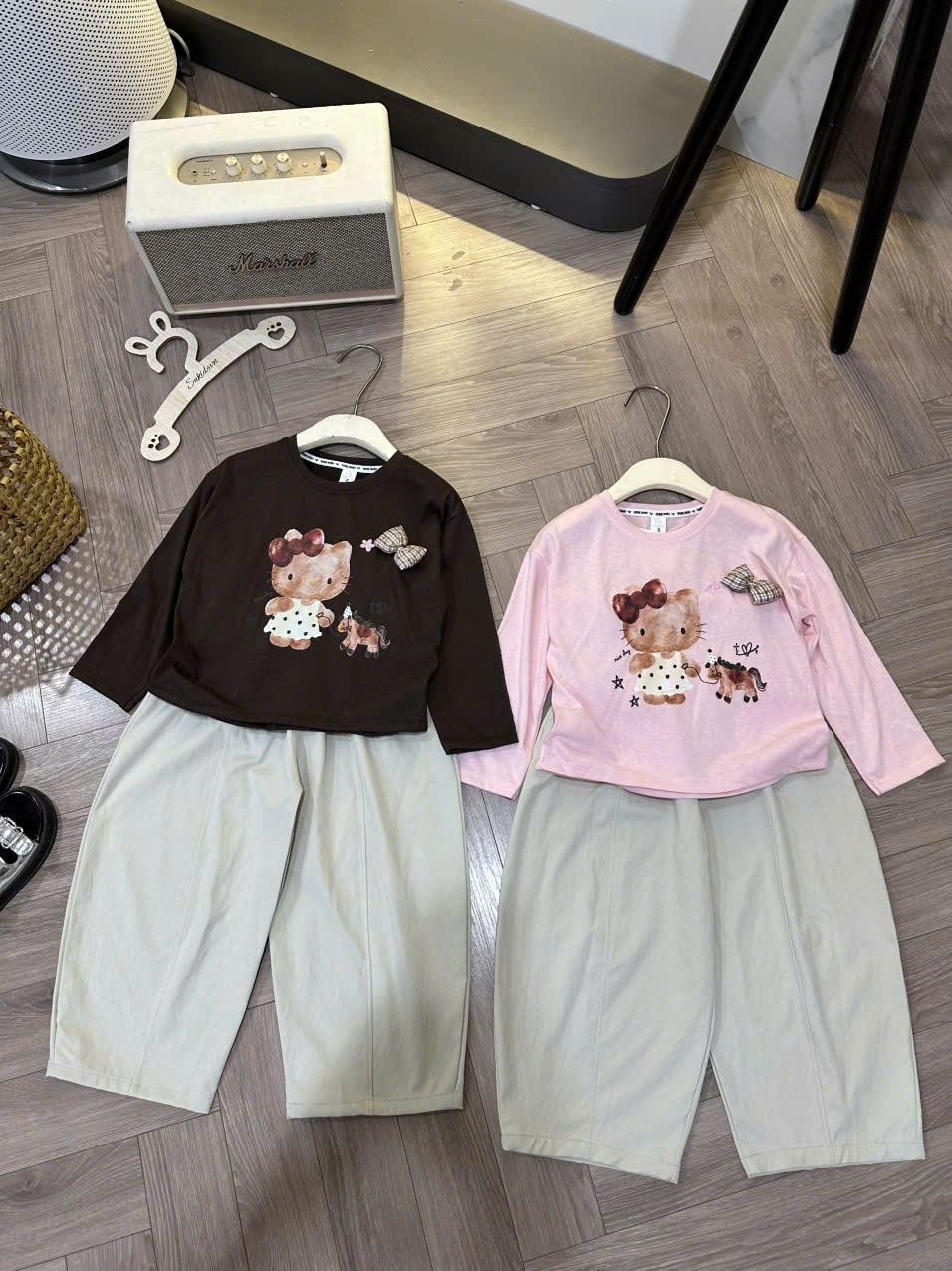 B345 - SET ÁO KITTY ĐÍNH NƠ NỔI QUẦN KAKI 2 MÀU