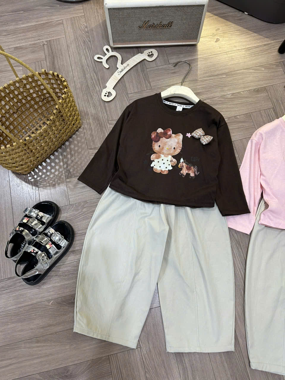 B345 - SET ÁO KITTY ĐÍNH NƠ NỔI QUẦN KAKI 2 MÀU