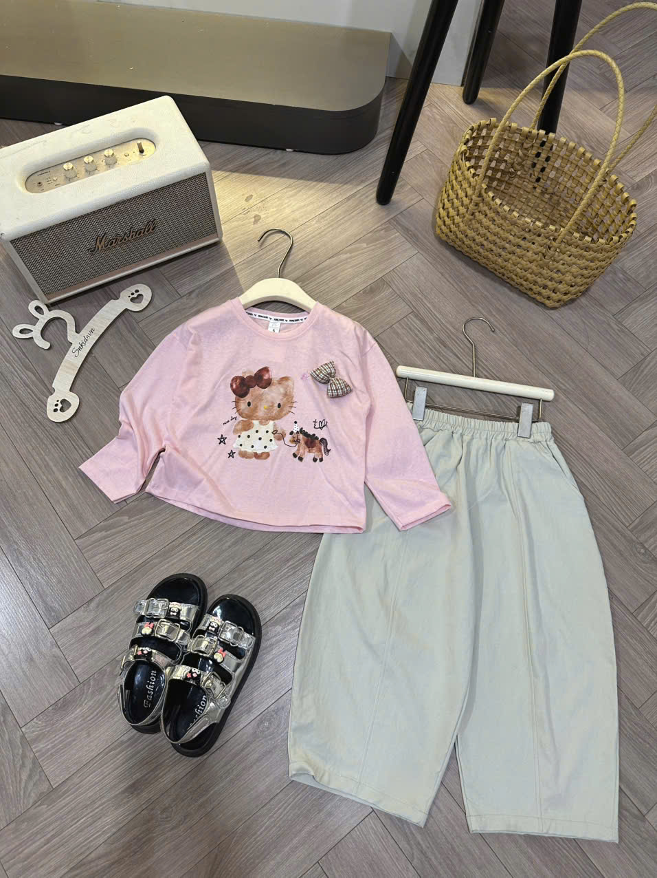 B345 - SET ÁO KITTY ĐÍNH NƠ NỔI QUẦN KAKI 2 MÀU