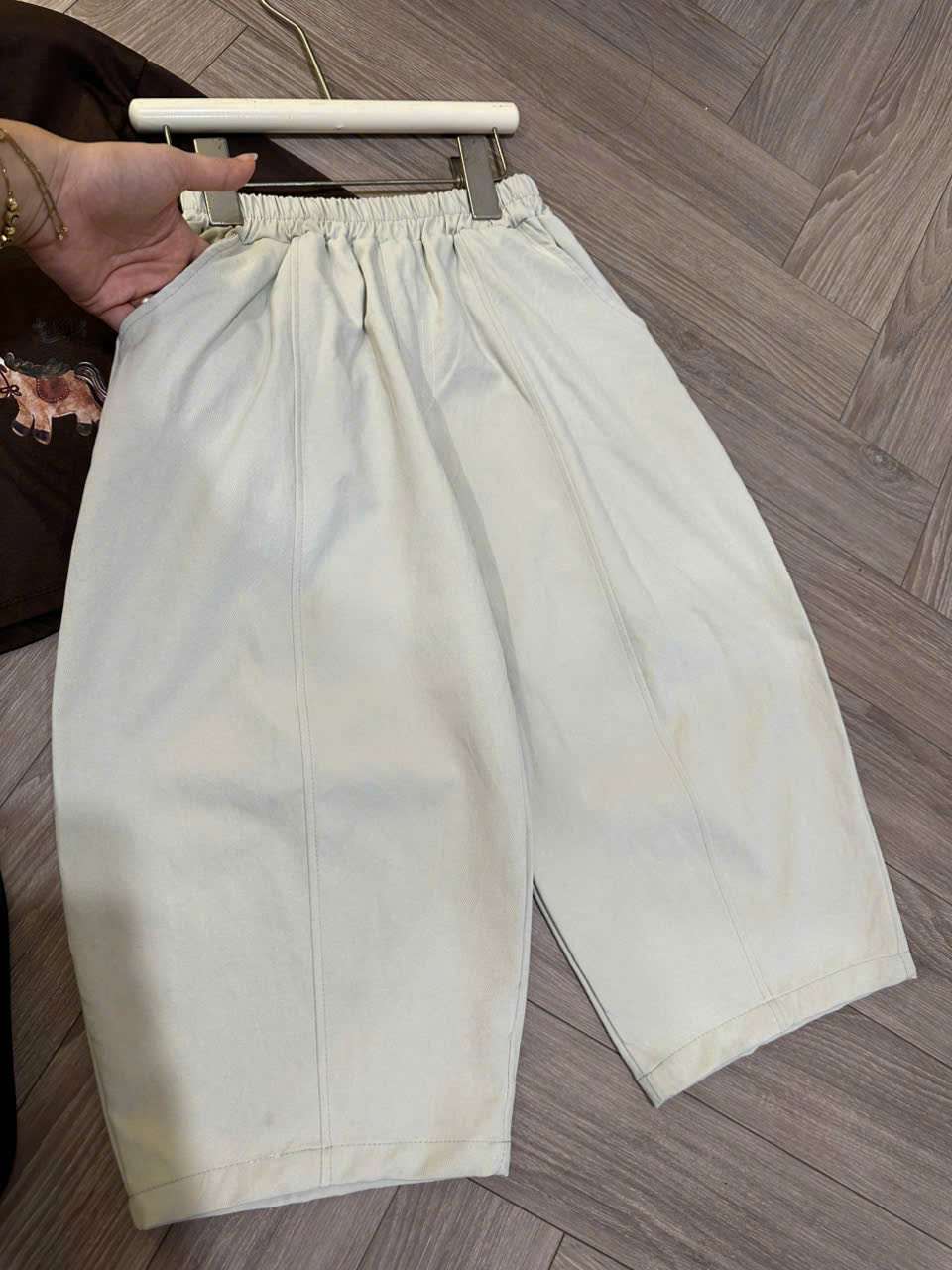 B345 - SET ÁO KITTY ĐÍNH NƠ NỔI QUẦN KAKI 2 MÀU
