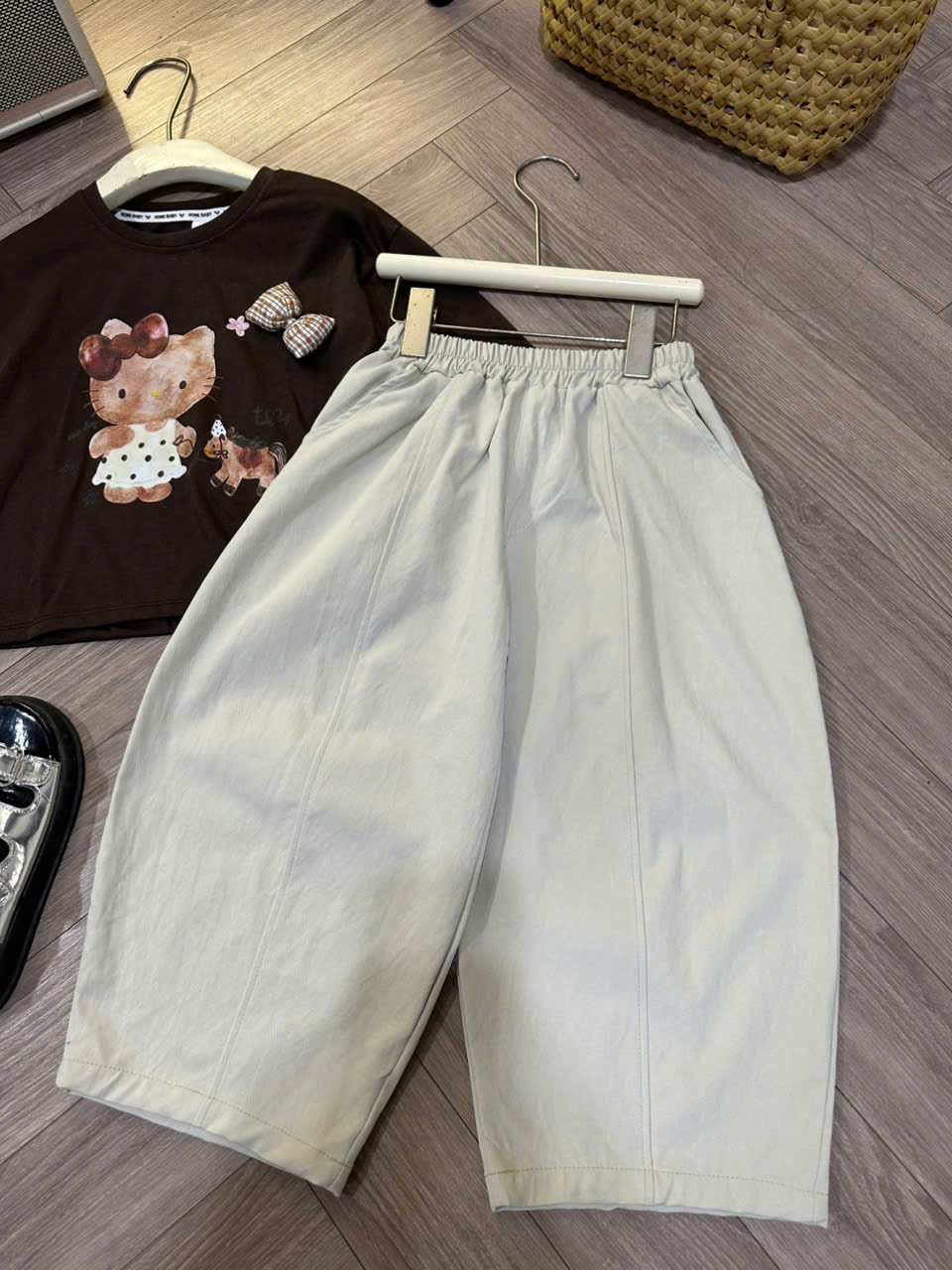 B345 - SET ÁO KITTY ĐÍNH NƠ NỔI QUẦN KAKI 2 MÀU