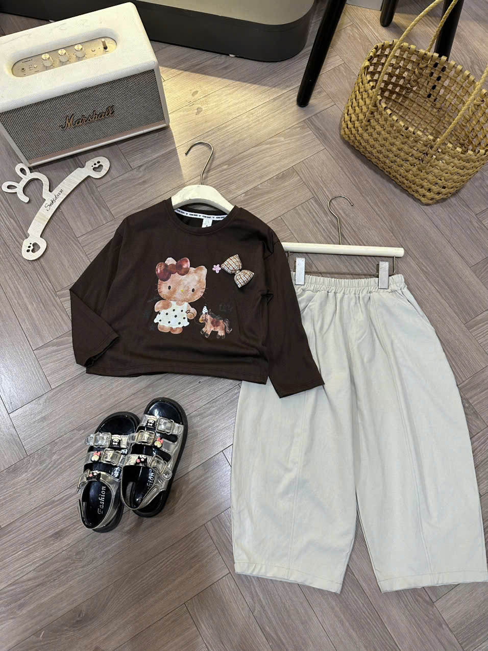 B345 - SET ÁO KITTY ĐÍNH NƠ NỔI QUẦN KAKI 2 MÀU