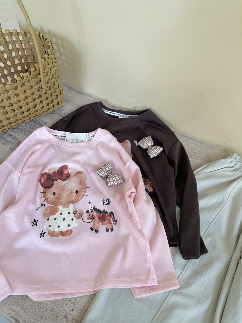 B345 - SET ÁO KITTY ĐÍNH NƠ NỔI QUẦN KAKI 2 MÀU