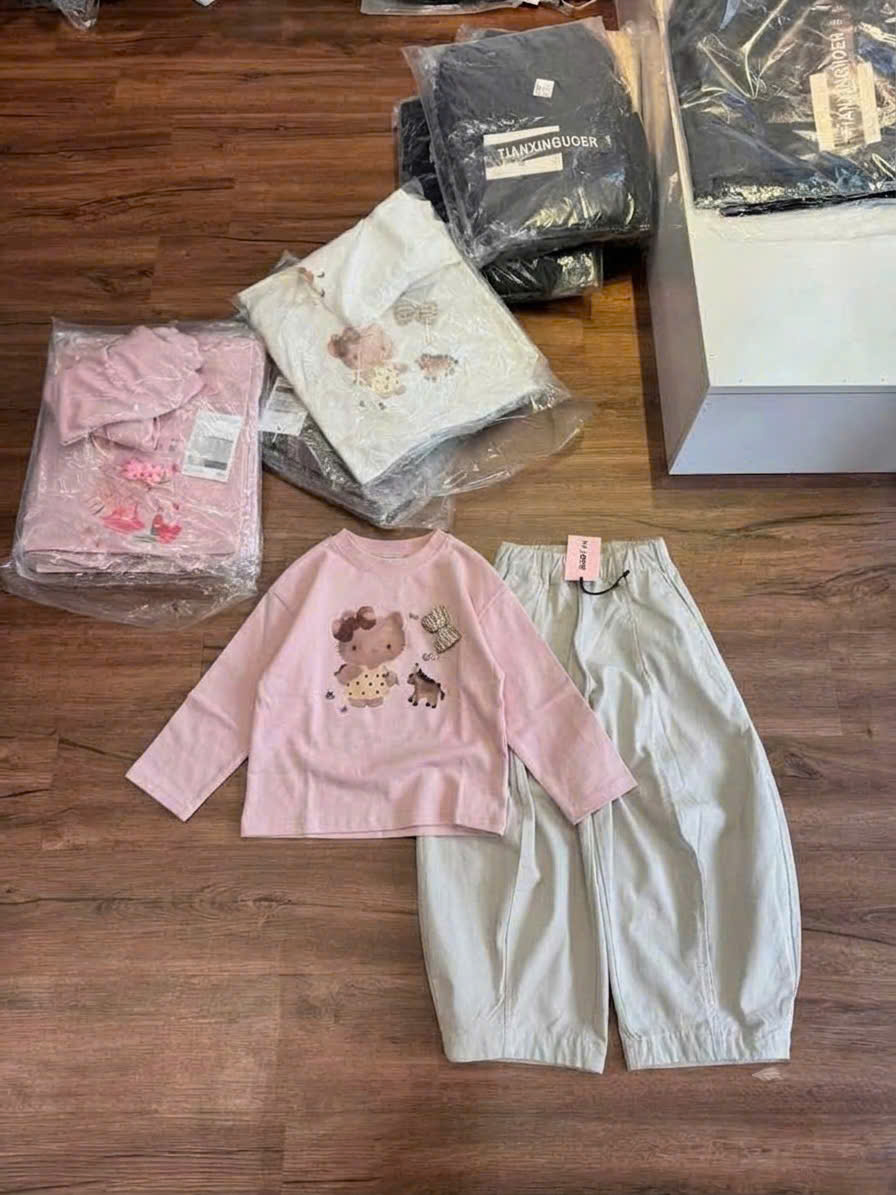 B345 - SET ÁO KITTY ĐÍNH NƠ NỔI QUẦN KAKI 2 MÀU
