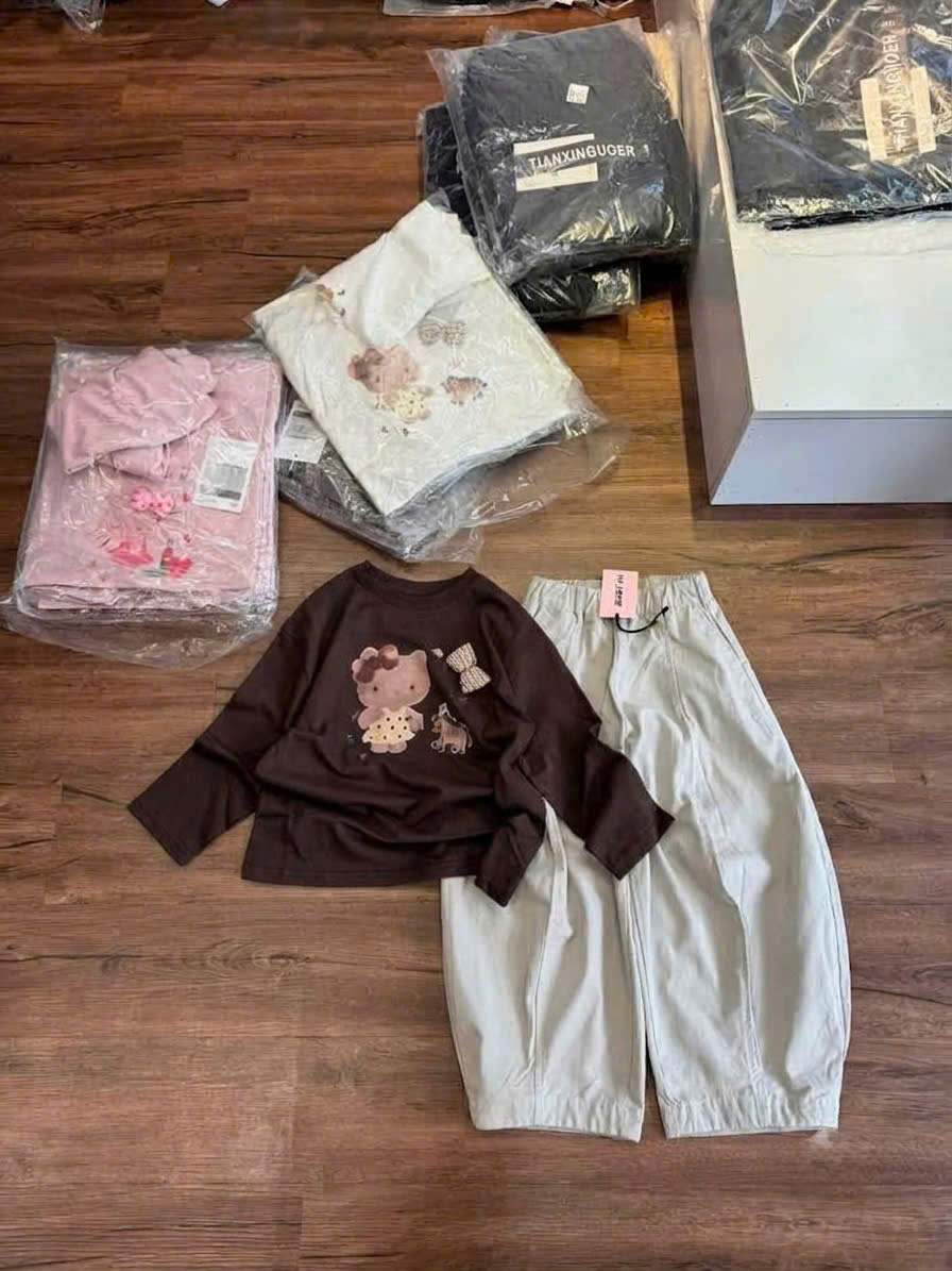 B345 - SET ÁO KITTY ĐÍNH NƠ NỔI QUẦN KAKI 2 MÀU