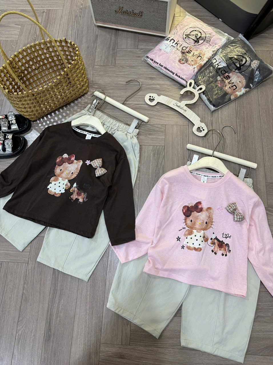 B345 - SET ÁO KITTY ĐÍNH NƠ NỔI QUẦN KAKI 2 MÀU