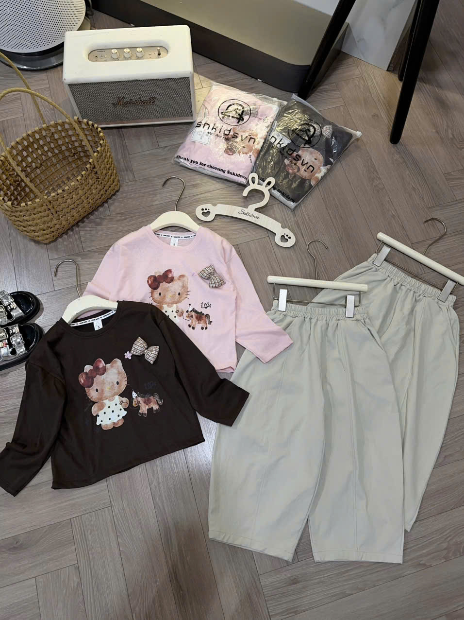B345 - SET ÁO KITTY ĐÍNH NƠ NỔI QUẦN KAKI 2 MÀU