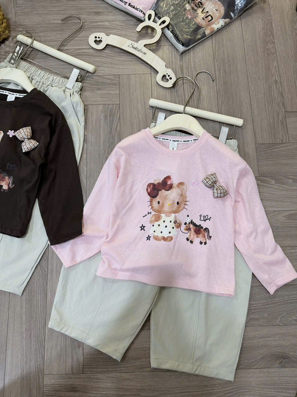 B345 - SET ÁO KITTY ĐÍNH NƠ NỔI QUẦN KAKI 2 MÀU