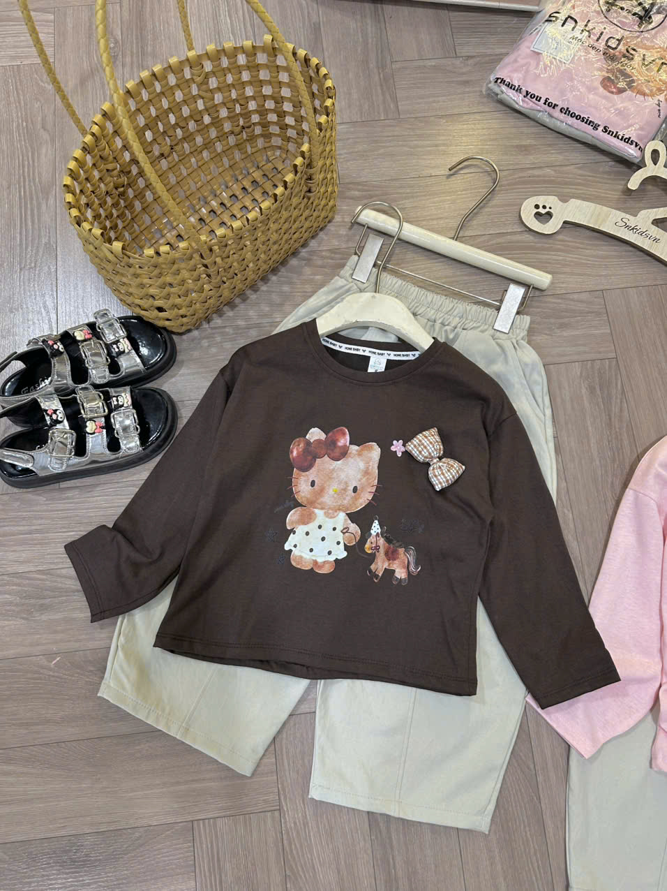 B345 - SET ÁO KITTY ĐÍNH NƠ NỔI QUẦN KAKI 2 MÀU