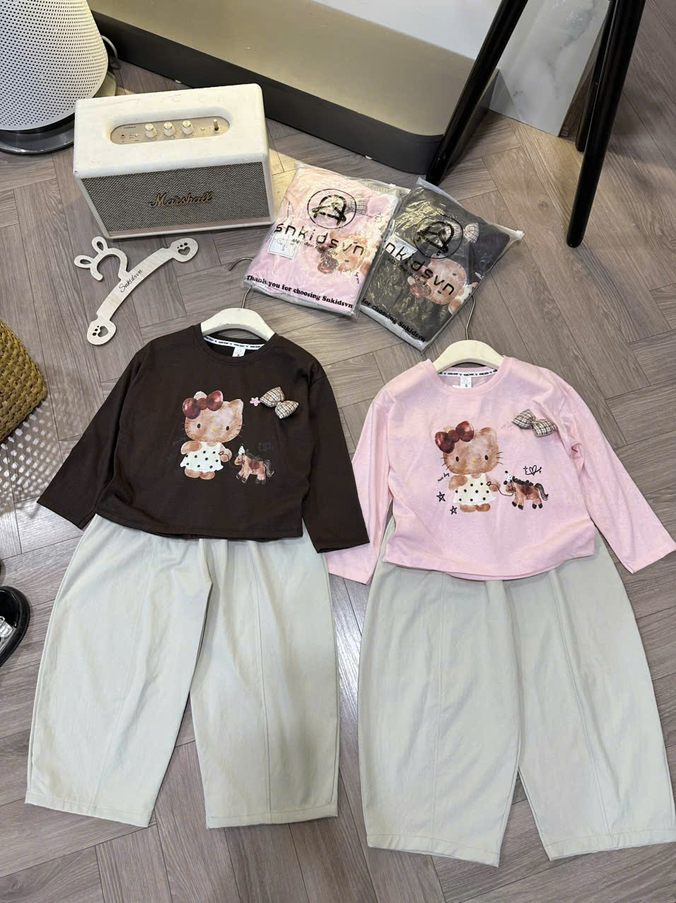 B345 - SET ÁO KITTY ĐÍNH NƠ NỔI QUẦN KAKI 2 MÀU