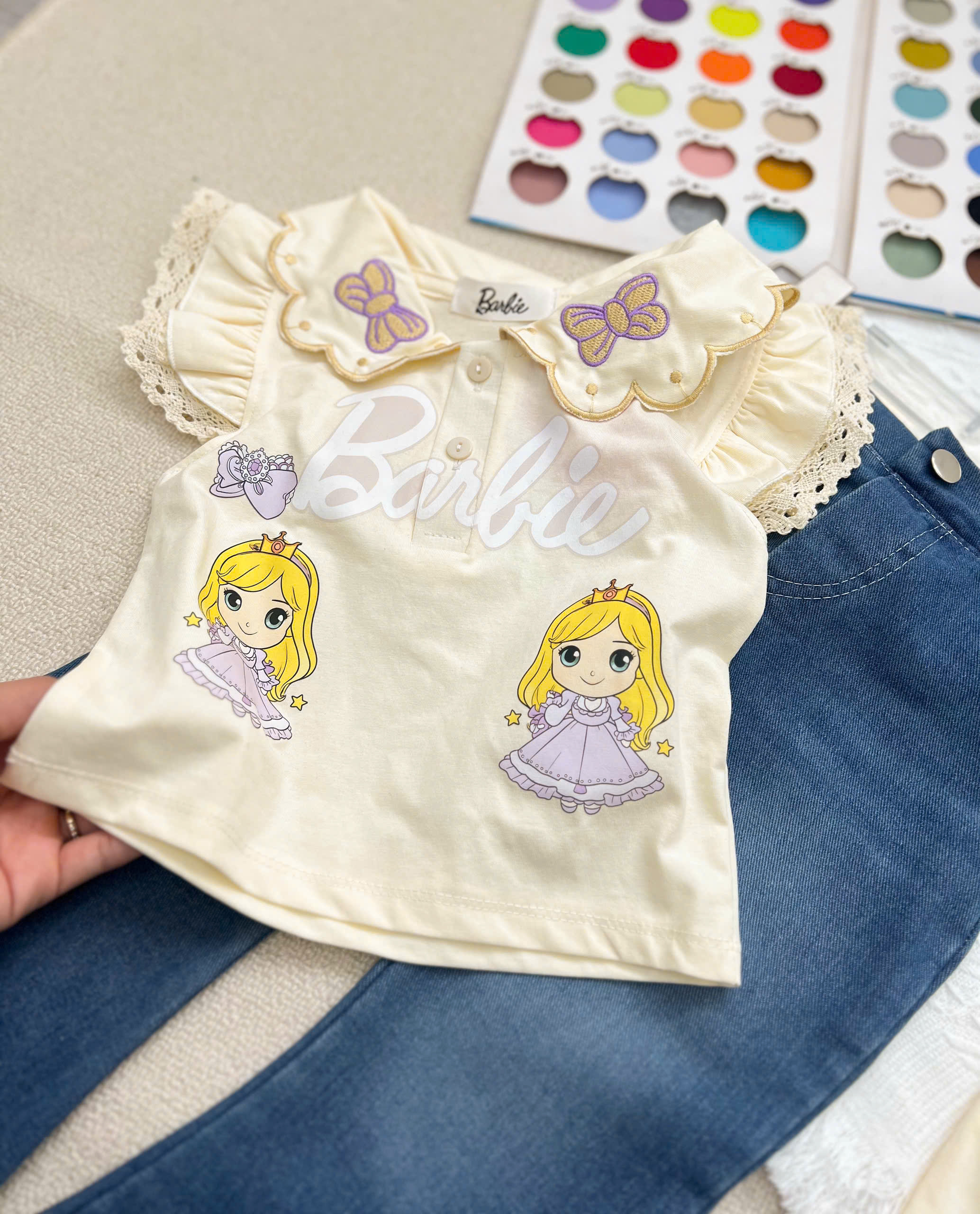 XẢ B349 - SET ÁO VÀNG THÊU NƠ IN HÌNH CÔ GÁI BARBIE