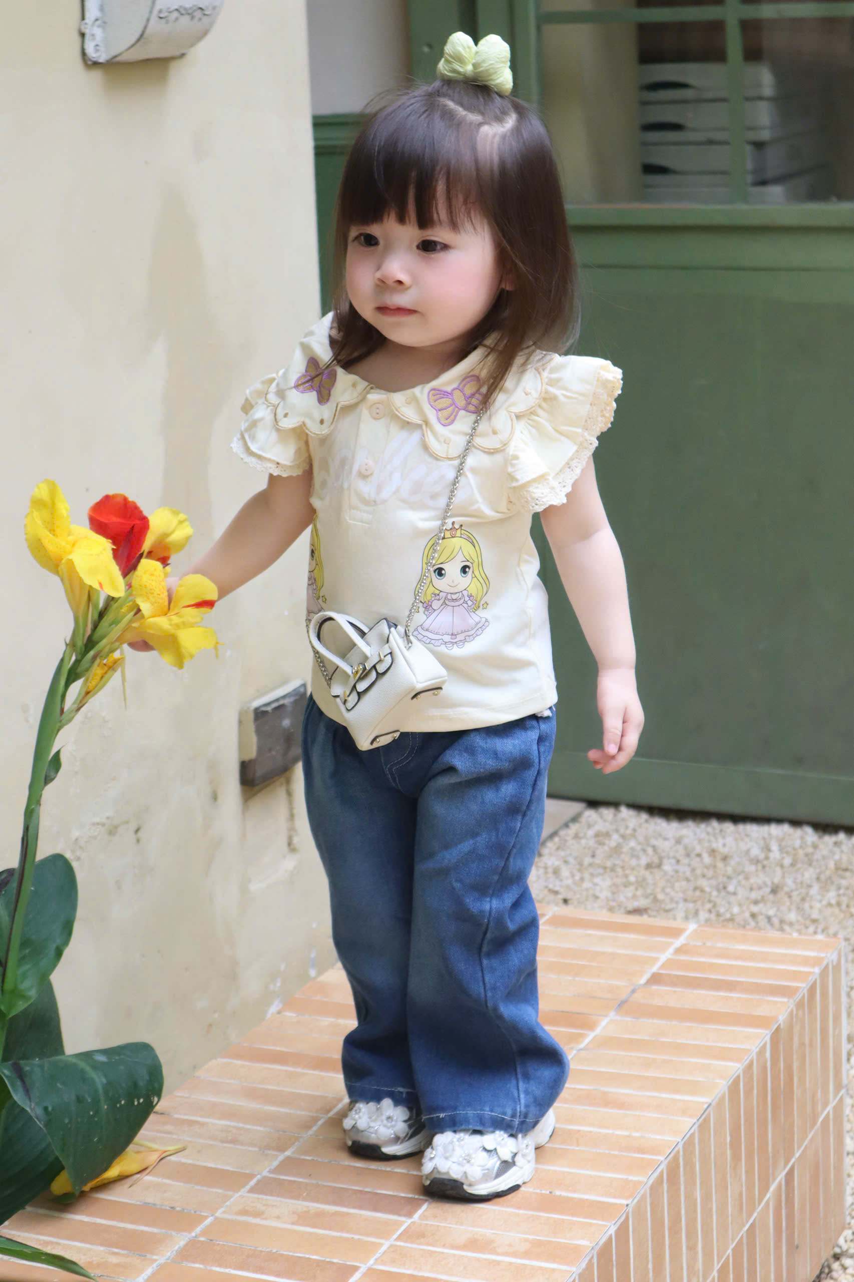 XẢ B349 - SET ÁO VÀNG THÊU NƠ IN HÌNH CÔ GÁI BARBIE