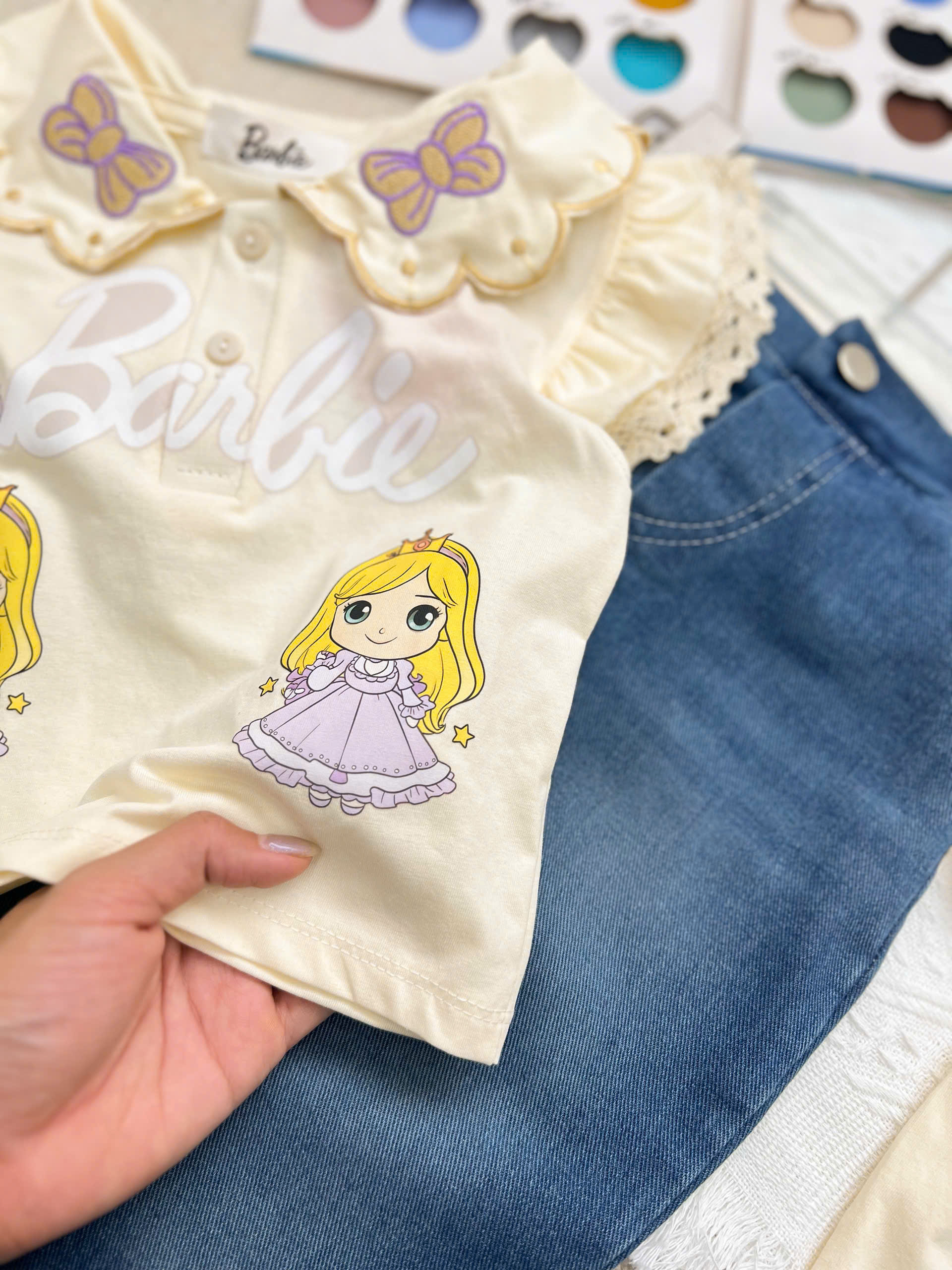 XẢ B349 - SET ÁO VÀNG THÊU NƠ IN HÌNH CÔ GÁI BARBIE