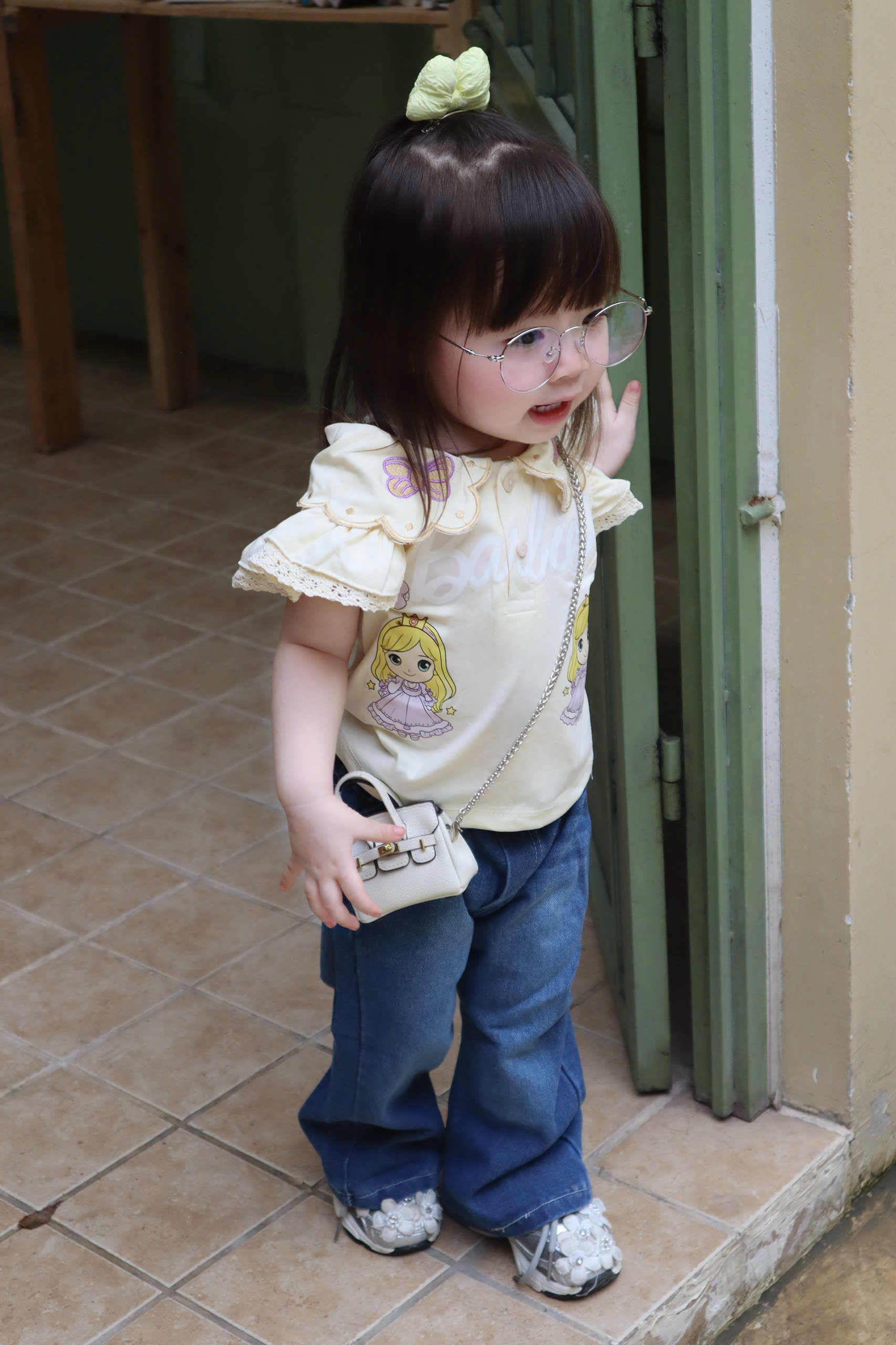 XẢ B349 - SET ÁO VÀNG THÊU NƠ IN HÌNH CÔ GÁI BARBIE