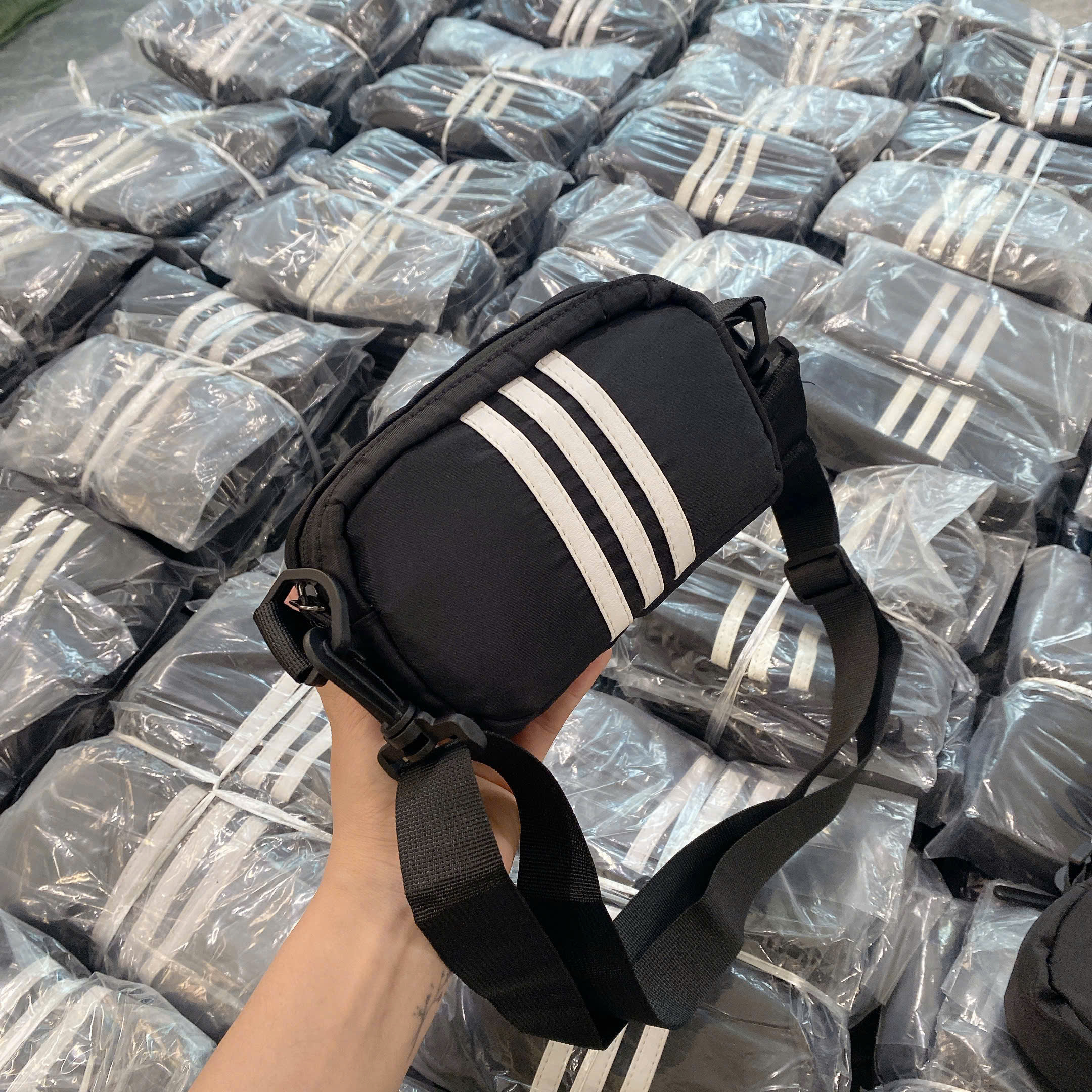 B402 - TÚI XÁCH ĐEN SỌC TRẮNG SIZE 18