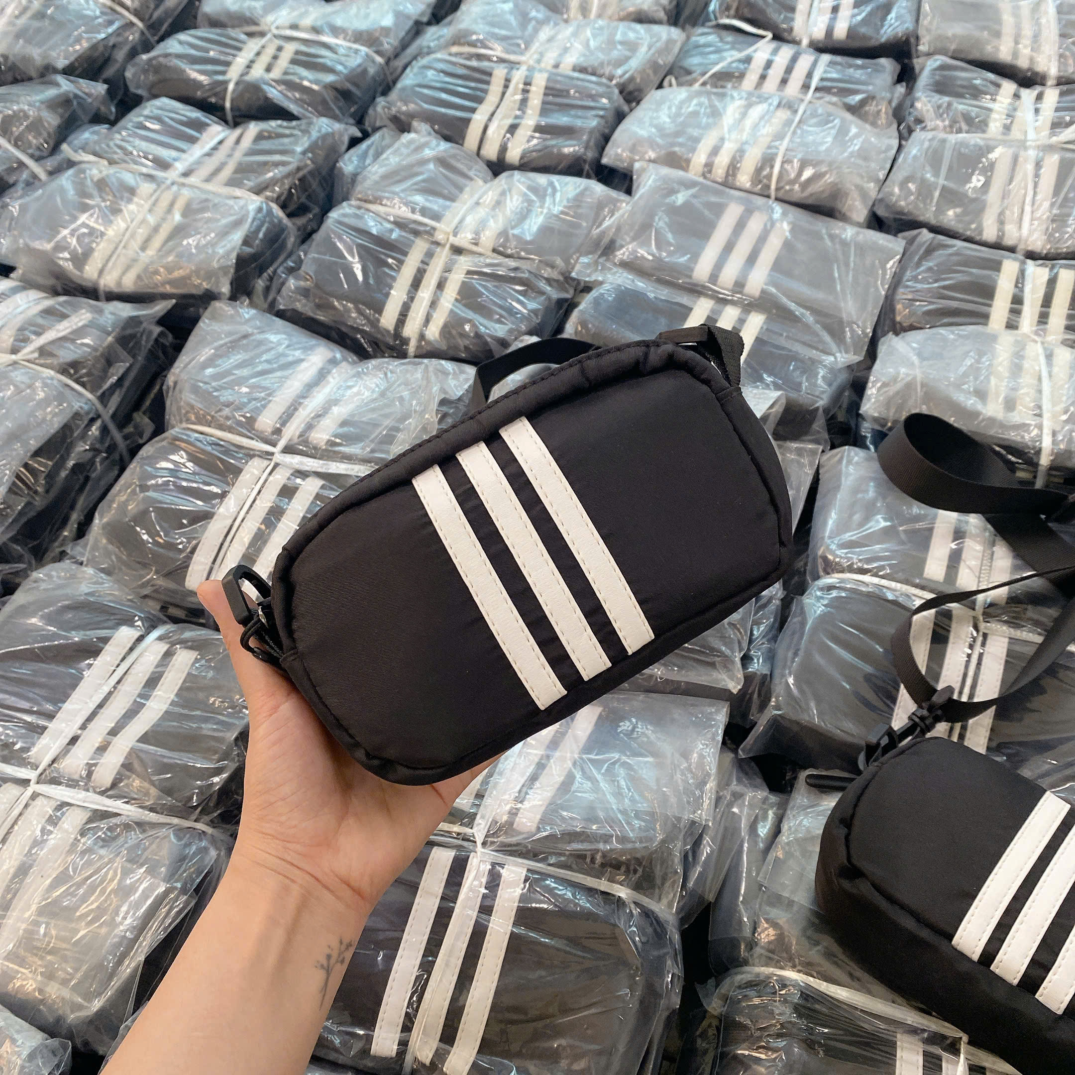 B402 - TÚI XÁCH ĐEN SỌC TRẮNG SIZE 18