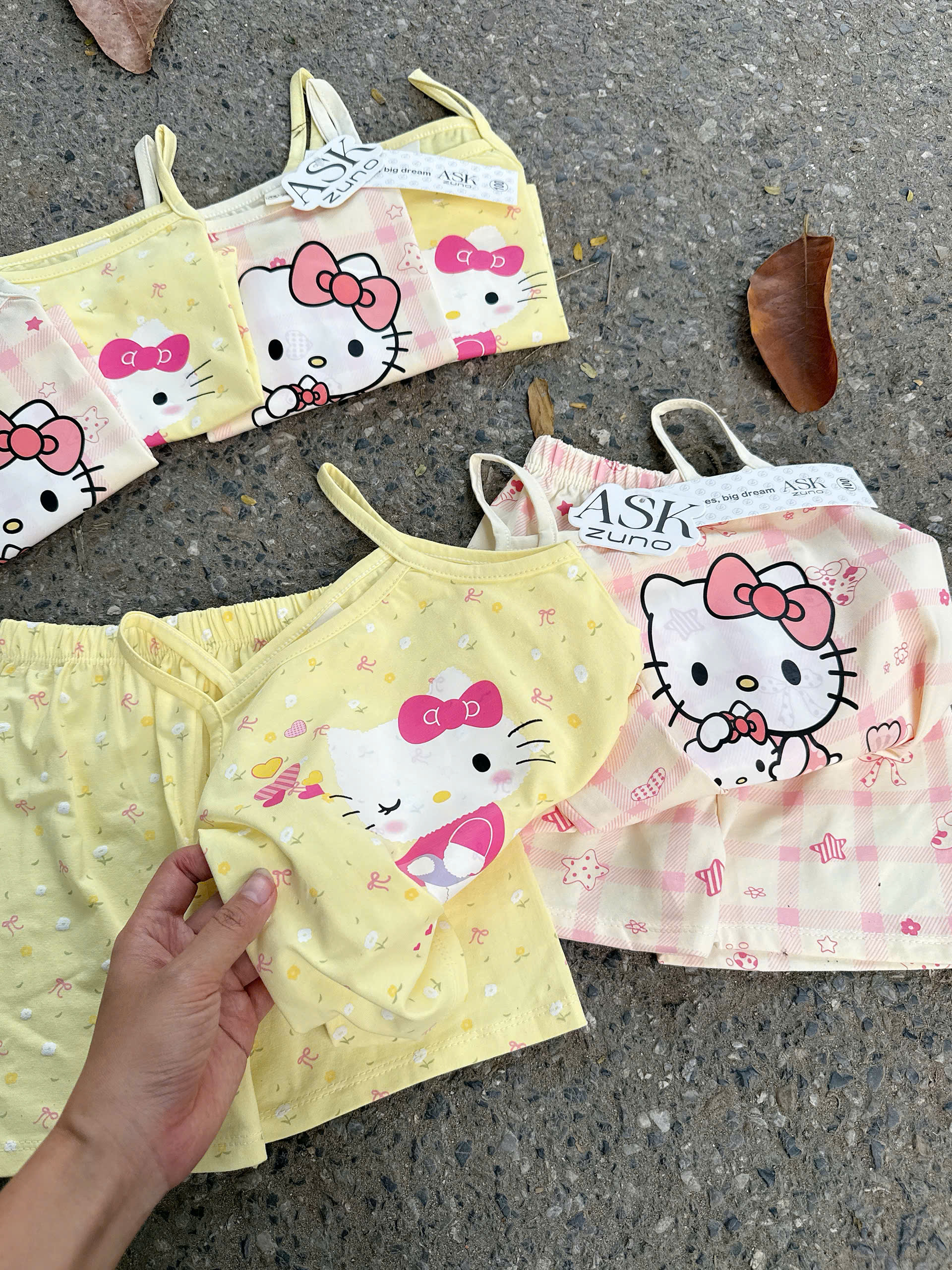 XẢ B430 - SET 2 BỘ 2 DÂY KITTY KEM VÀNG