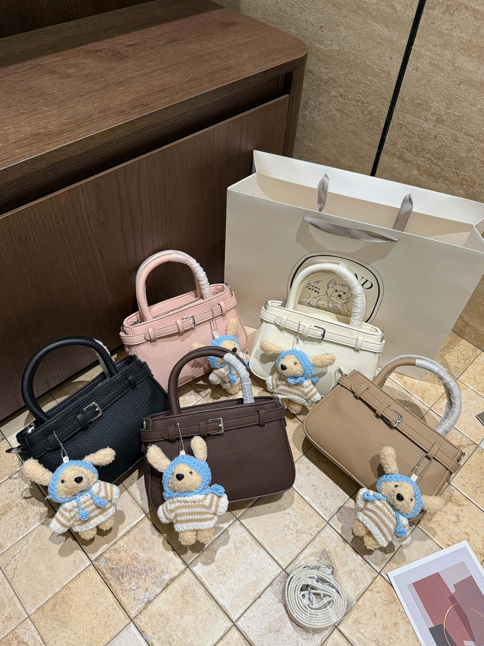 B480 - TÚI XÁCH KOREA DA SẦN CHARM GẤU TO