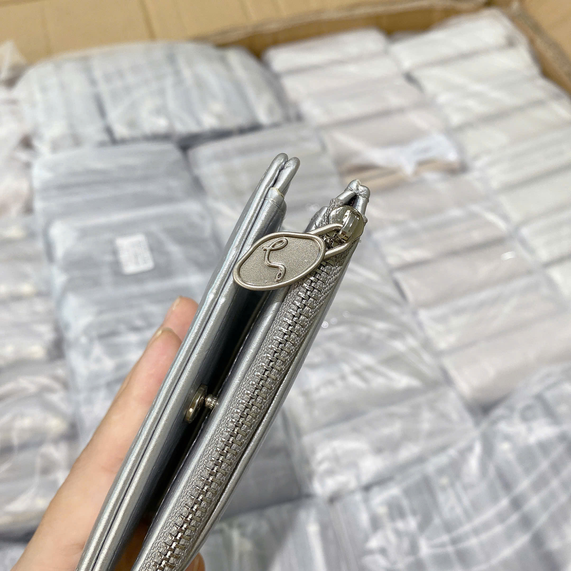 B557 - VÍ NHỎ CẦM TAY DA MỀM