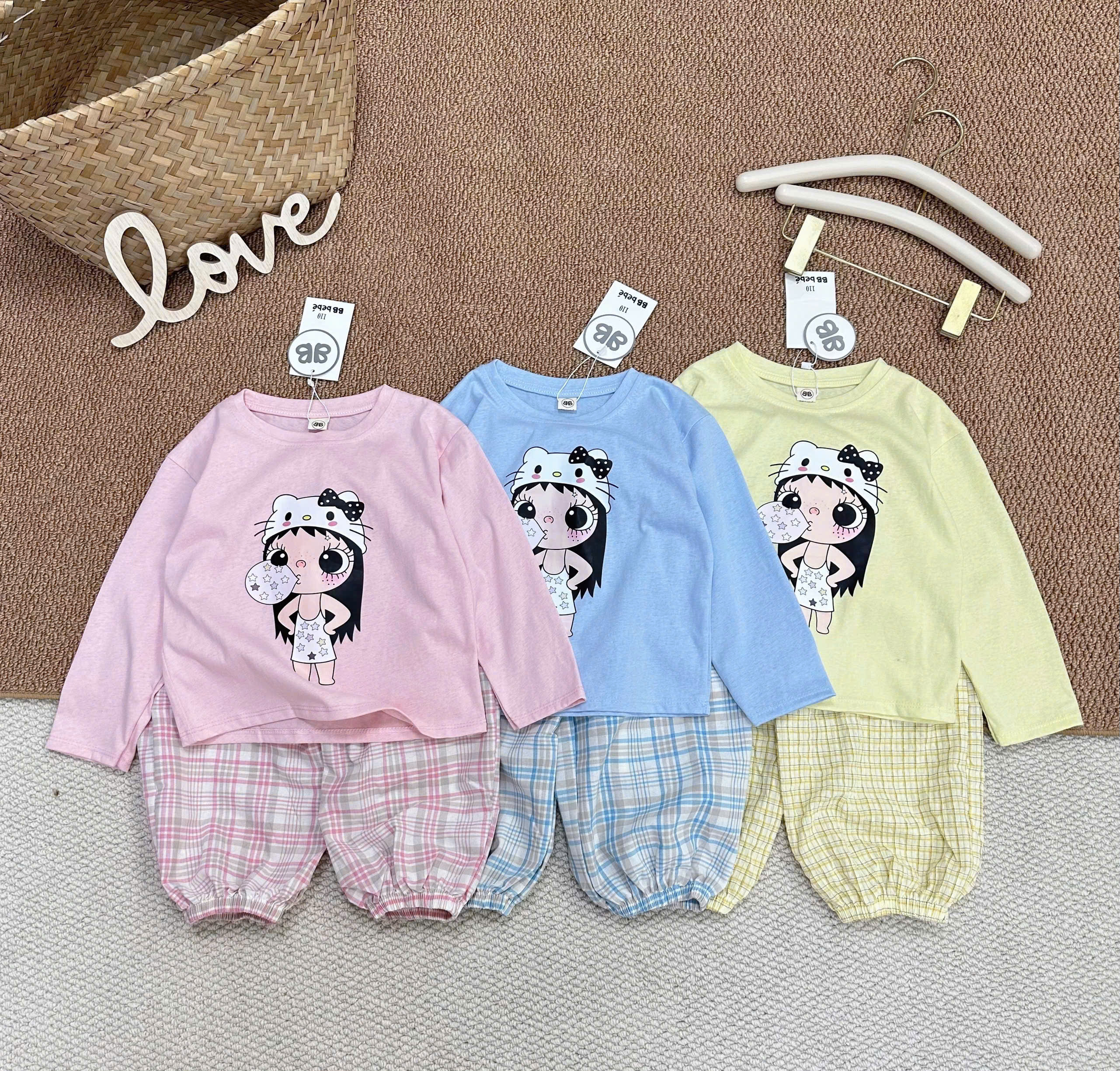 B823 - BỘ BÉ GÁI THỔI BÓNG QUẦN KẺ