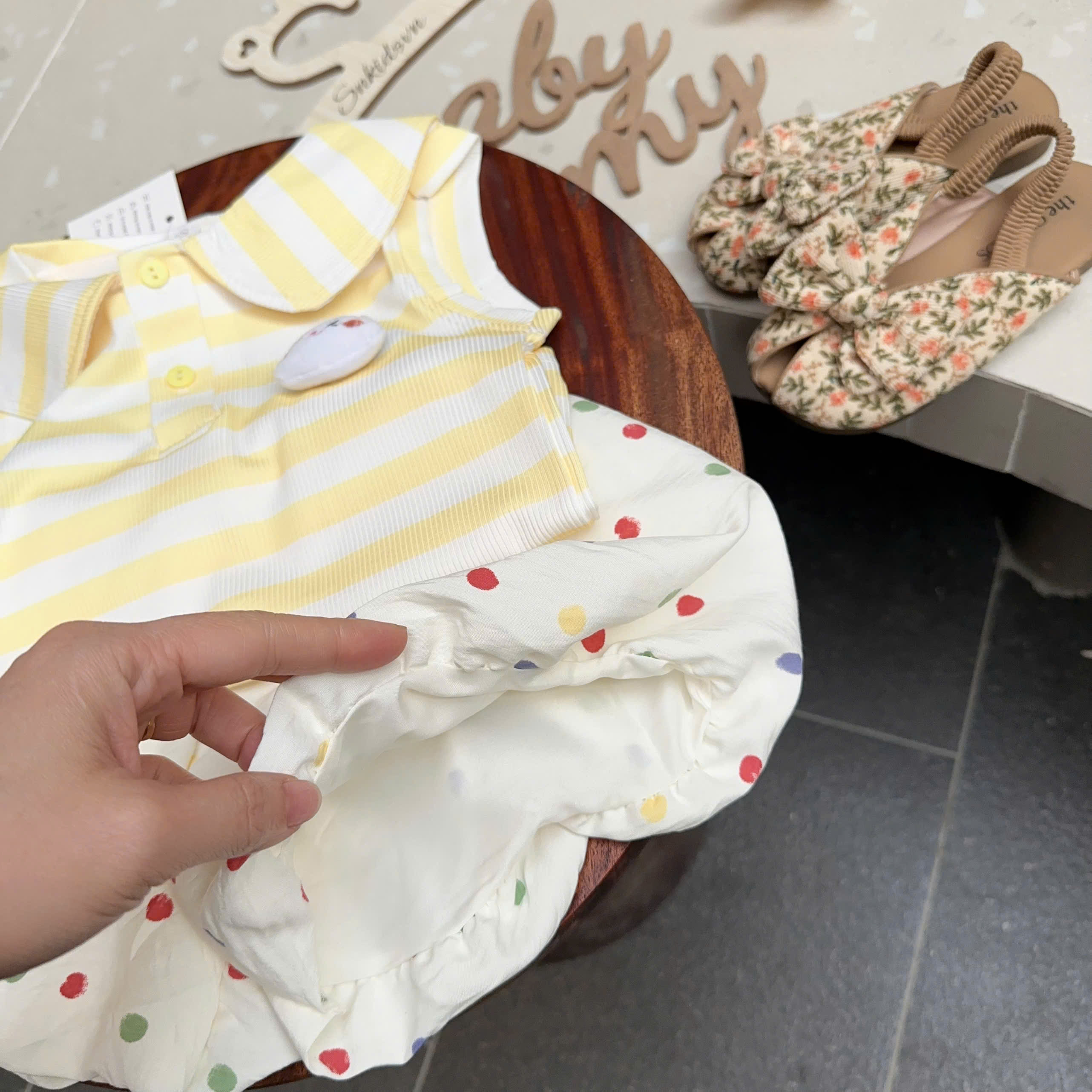 XẢ B823 - SET HỒNG VÀNG KẺ KÈM QUẦN BÍ CHẤM BI