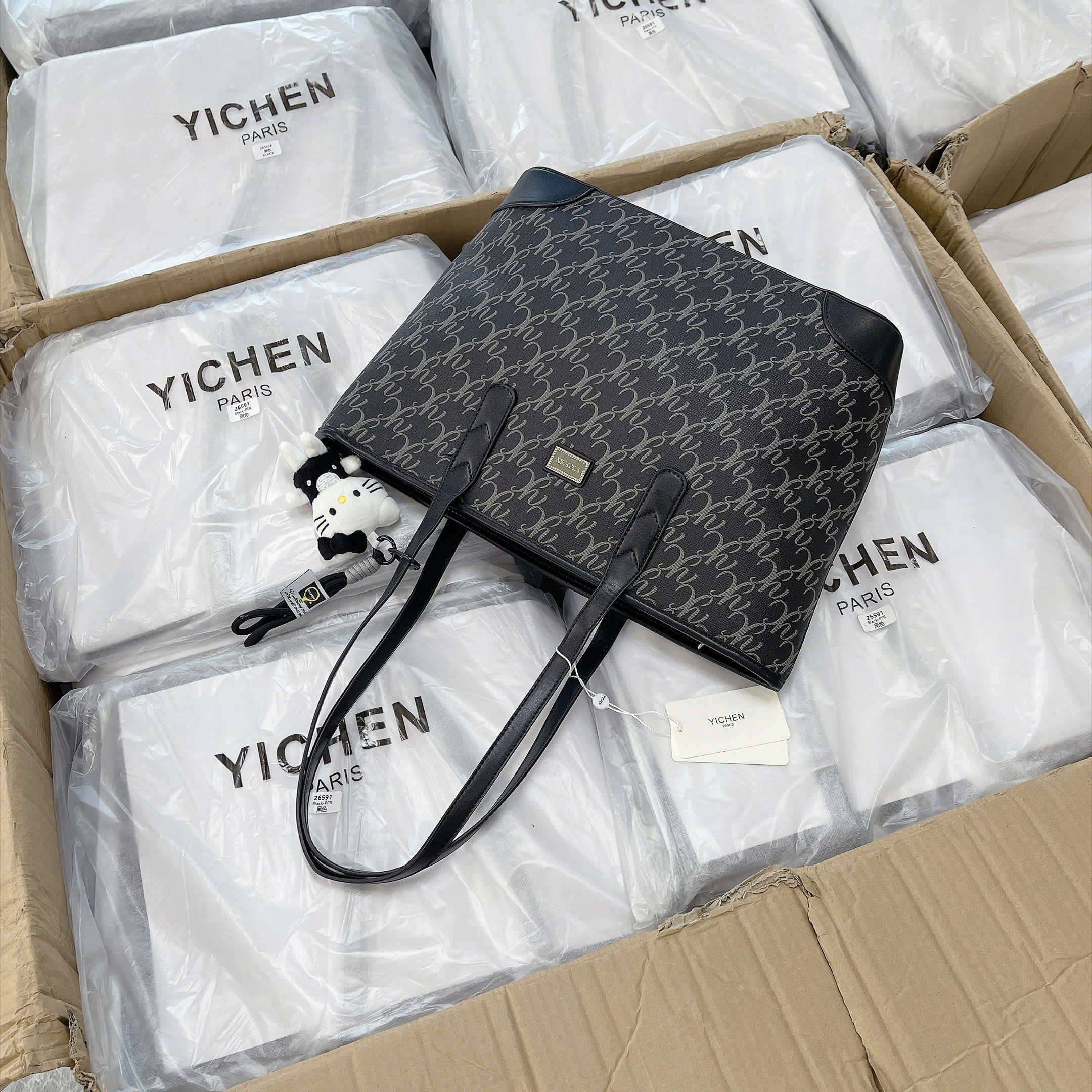 B865 - TÚI ĐEN KÈM CHARM KITTY
