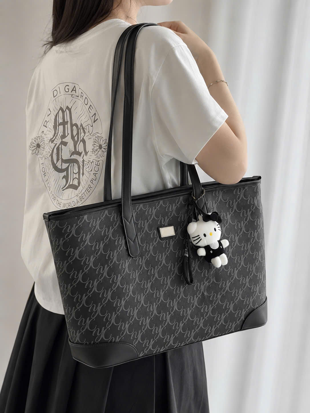 B865 - TÚI ĐEN KÈM CHARM KITTY
